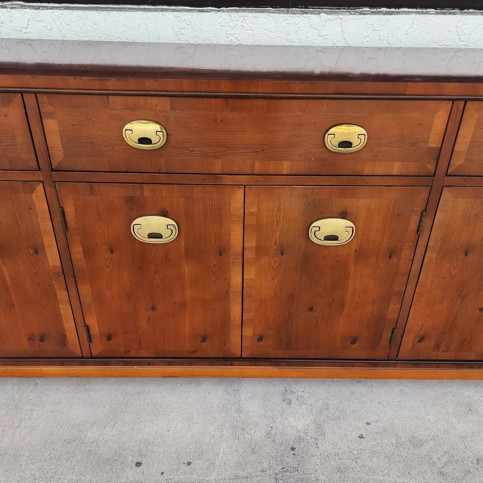 Credenza Buffet Campaigner di Hickory Furniture In condizioni buone in vendita a Lake Worth, FL