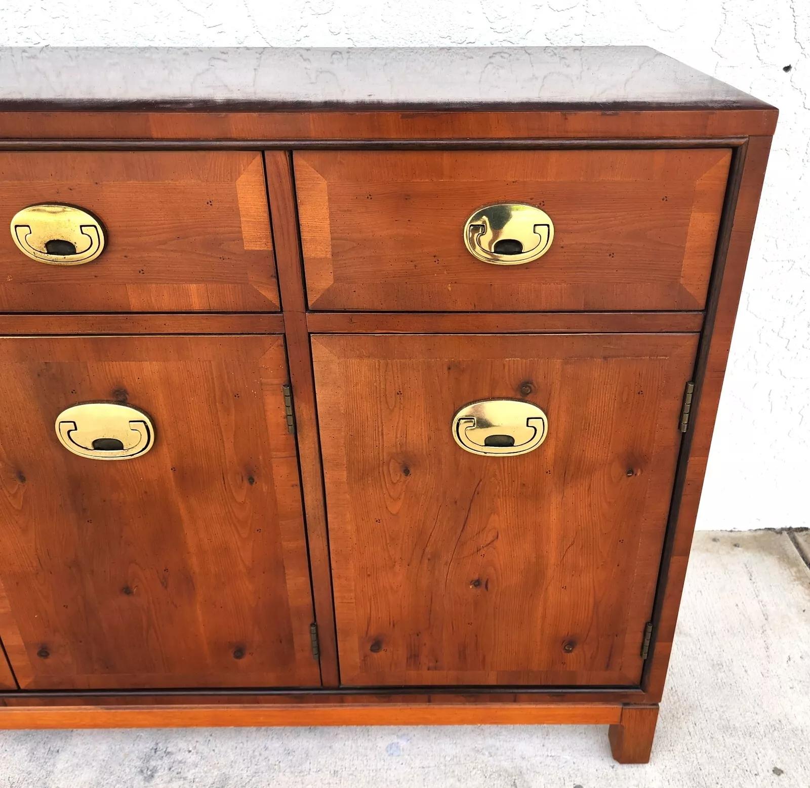 Fine XX secolo Credenza Buffet Campaigner di Hickory Furniture in vendita