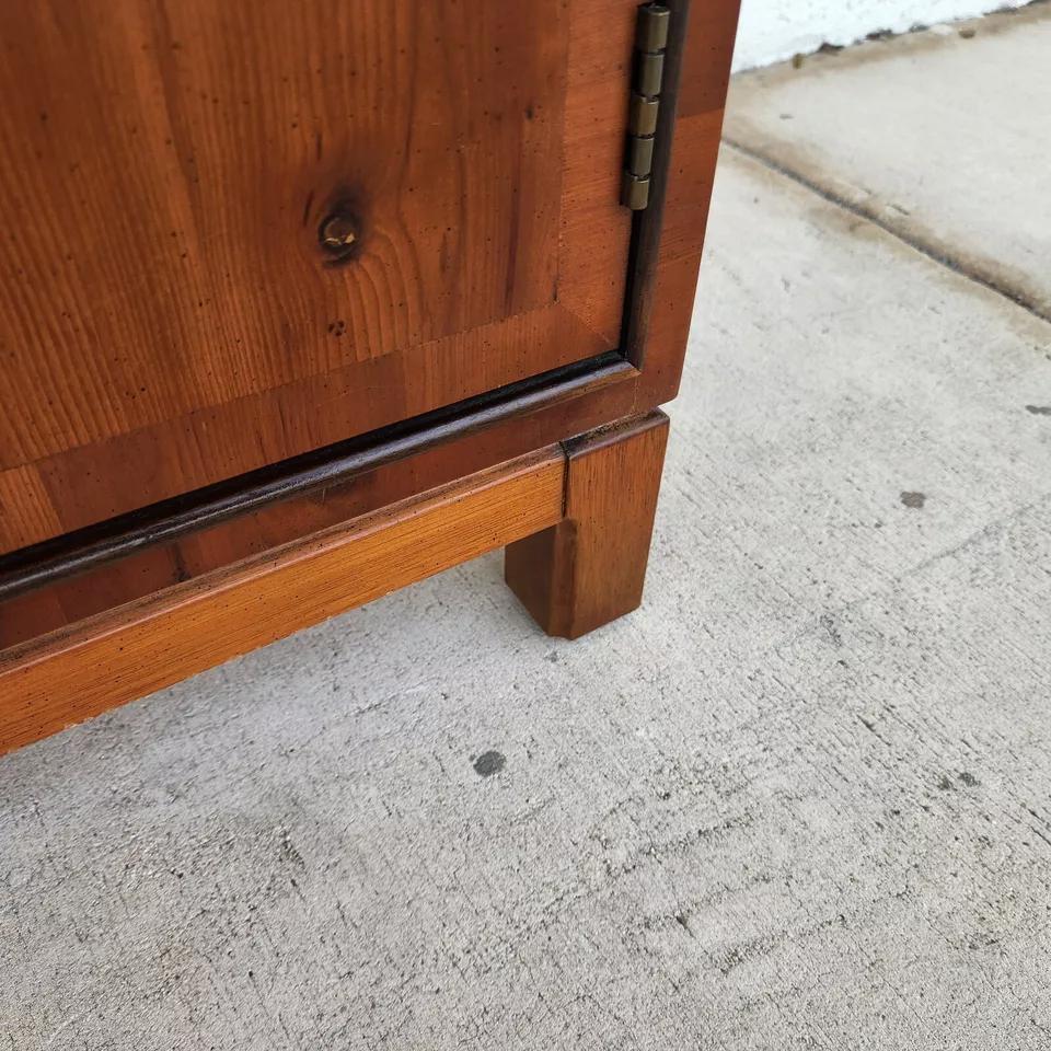 Ottone Credenza Buffet Campaigner di Hickory Furniture in vendita