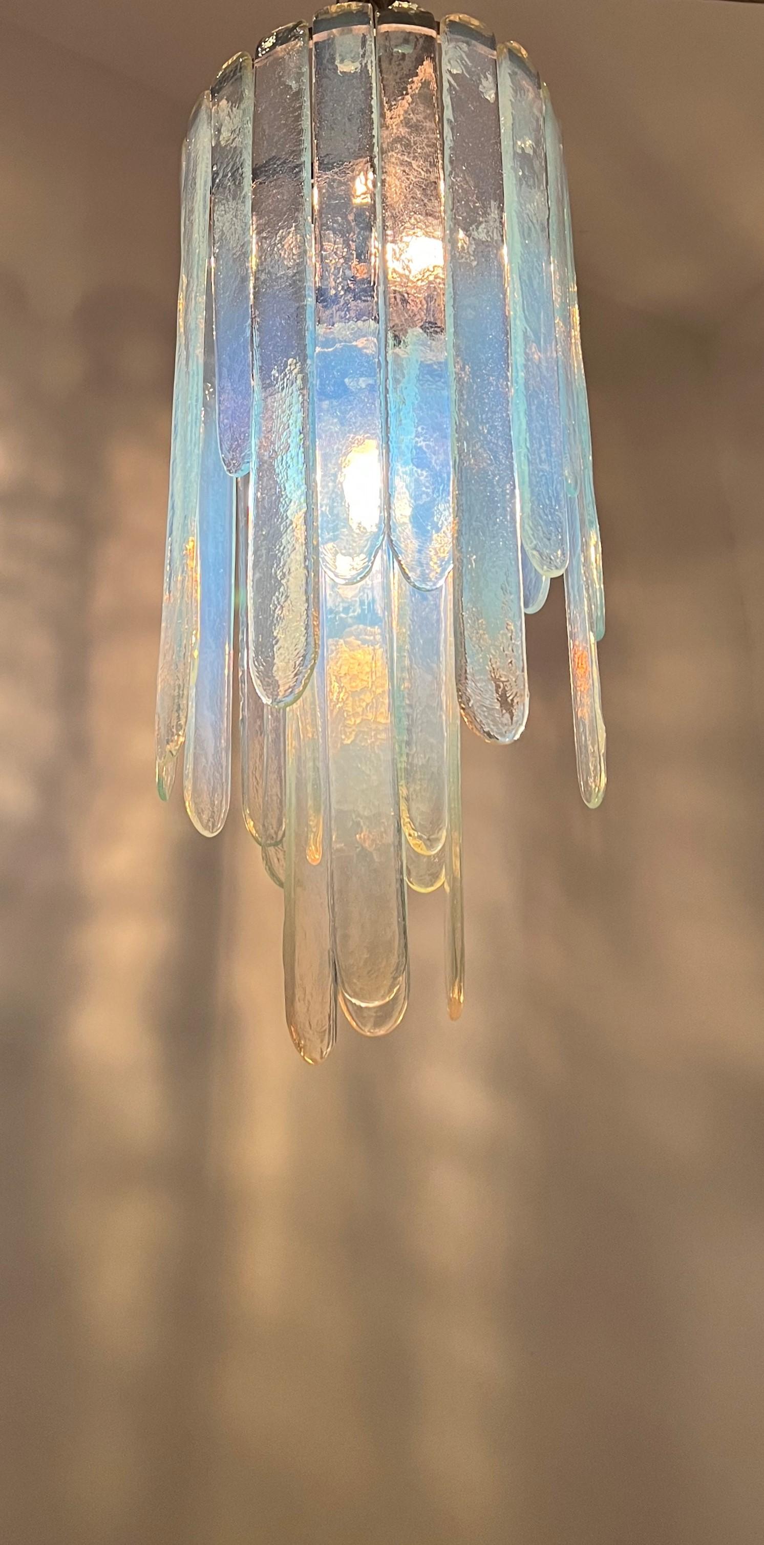 Milieu du XXe siècle Lustre Mcm Mazzega « Cascade » en verre de Murano opalescent de Carlo Nason en vente