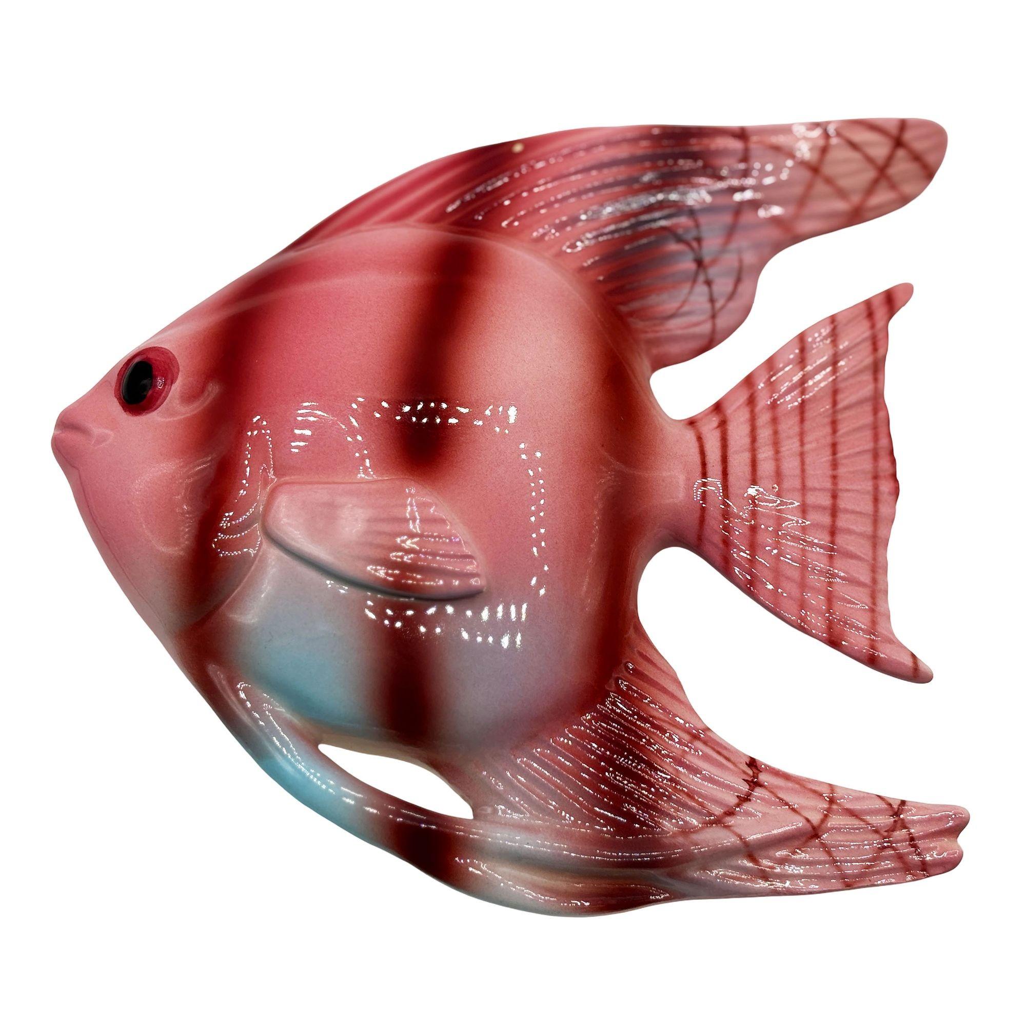 Originale set di sculture da parete di metà secolo con 2 pesci angelo in ceramica e 1 cavalluccio marino. Questo classico design di metà secolo è caratterizzato da pesci resi in rosa acceso con accenti neri e dettagli aerografati. Il set include