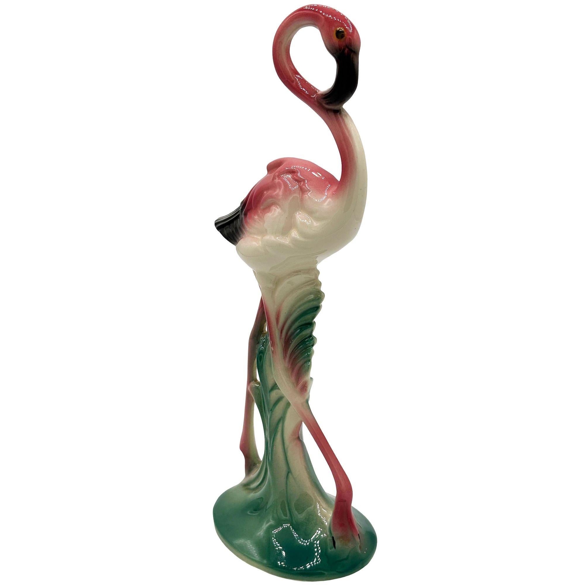 MCM Keramische Flamingo-Figur mit offenen Flügeln in tropischem Teich Tablett von Maddux (Keramik) im Angebot