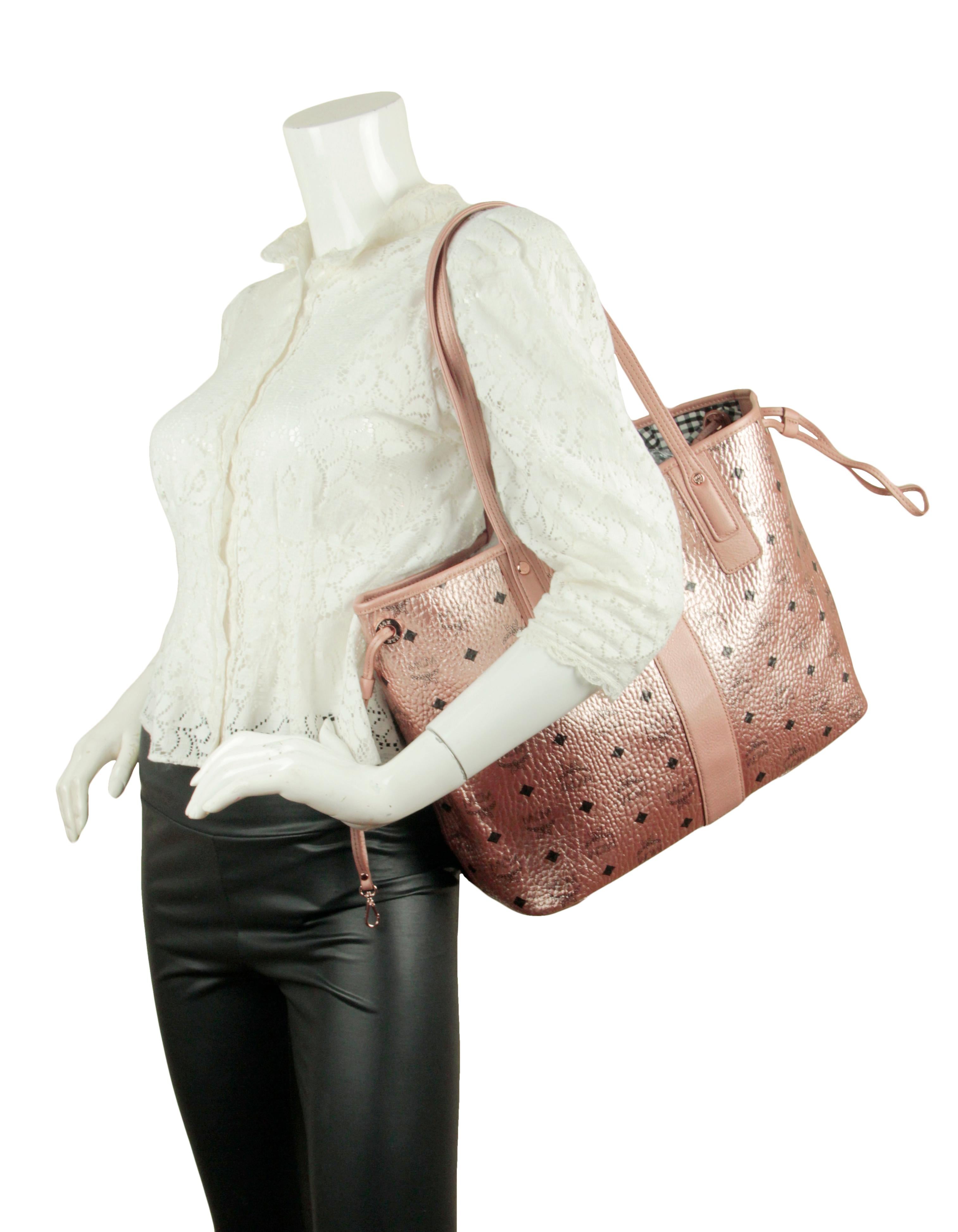 MCM Champagne Metallic Visetos Large Liz Reversible Shopper Tote Bag.  Mit optionaler Reißverschlusstasche, die sowohl als Pochette als auch als eigenständige Tasche getragen werden kann.
Hergestellt in: Korea
Farbe: Champagner-Roségold
Hardware: