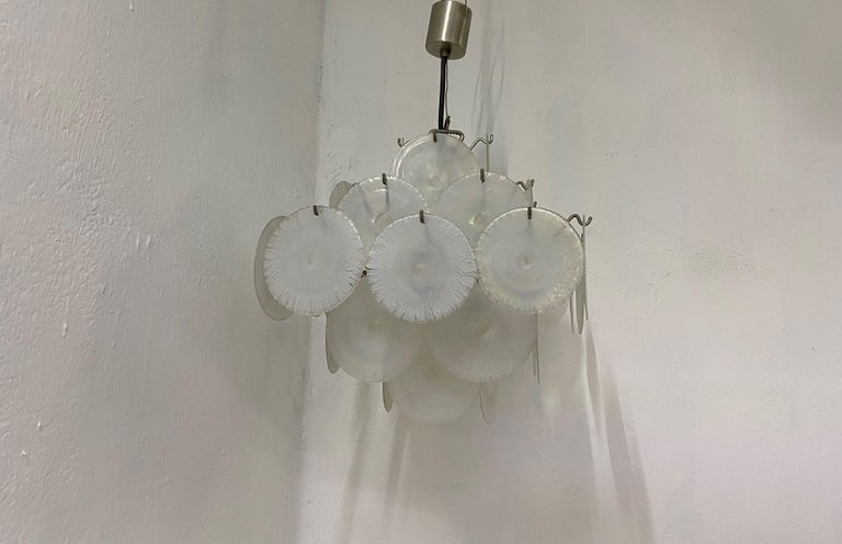Mid-Century Modern chandelier, designed by Carlo Nason for Mazzega.
Manufactured in Iridescent Murano glass.
Murano, Italy, ca. 1968.