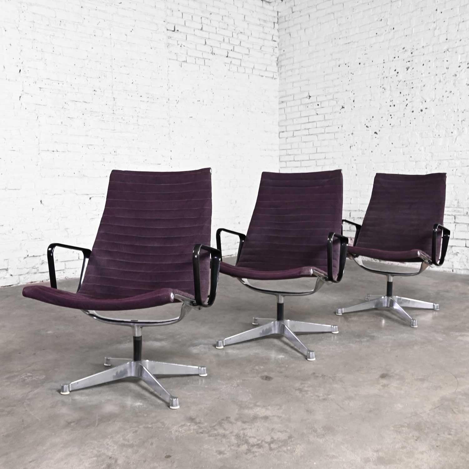 Wunderschöner MCM-Stuhl (auch bekannt als Mid-Century Modern) von Charles & Ray Eames für Herman Miller Aluminum Group mit hoher Rückenlehne. Er besteht aus einem Aluminiumrahmen, einem 4-Zacken-Aluminiumsockel, Nylonfüßen, einer schwarzen