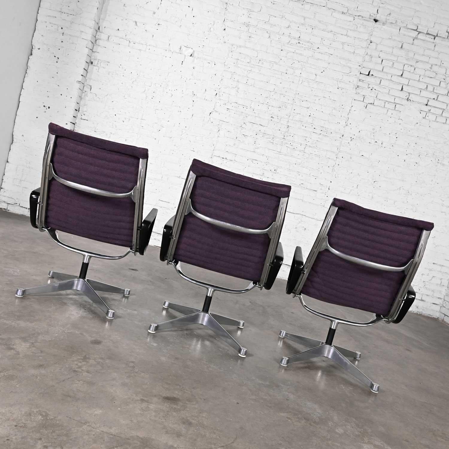 Ensemble de 3 chaises à haut dossier en aluminium Charles & Ray Eames pour Herman Miller pour MCM en vente 3