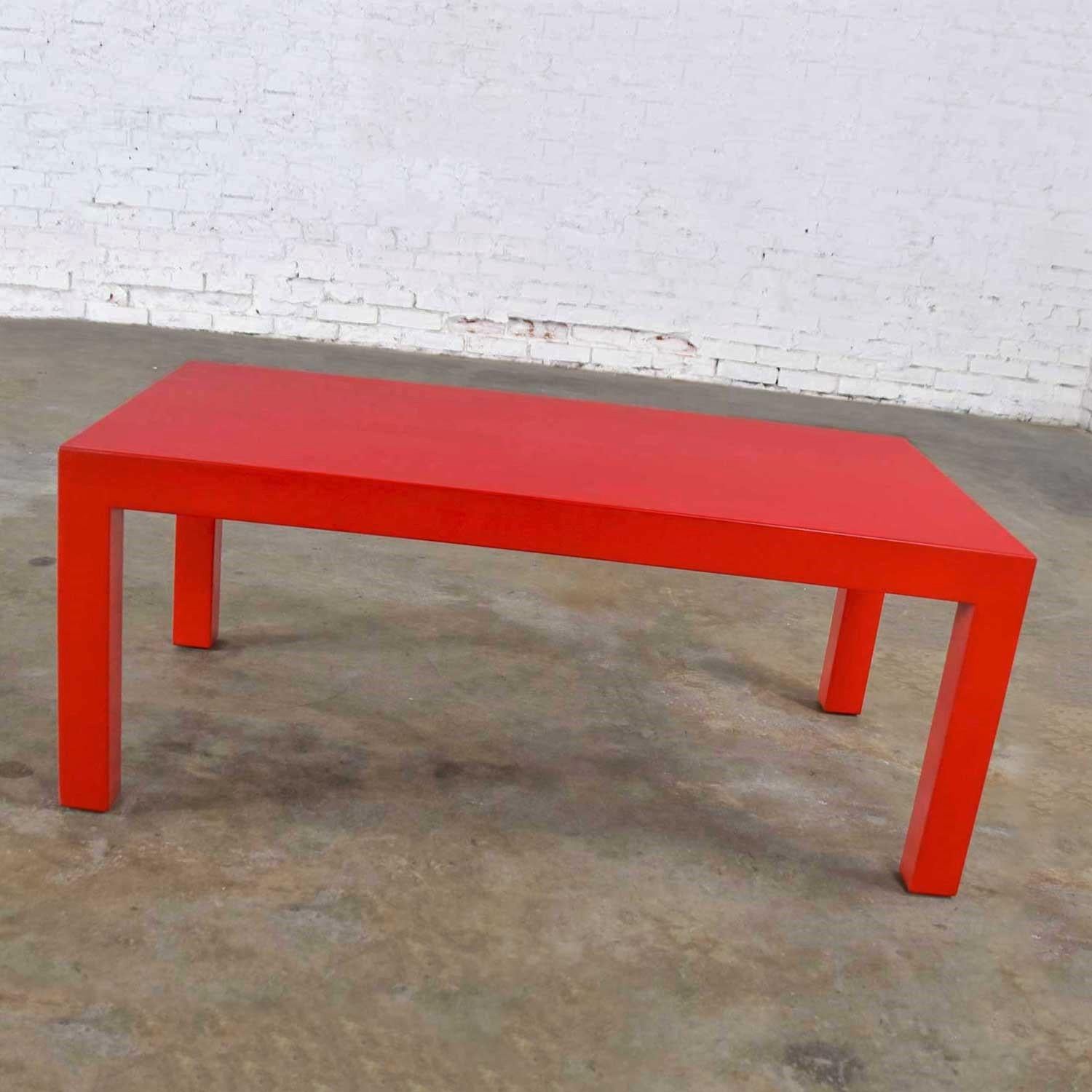 Stunning Mid-Century Modern Chinese red painted wood rectangle Parsons style coffee table. Wonderful vintage condition. Minor imperfections consistent with use. Please see photos, circa 1950s-1970s

Radiant, ravishing, and ready to be yours!!!