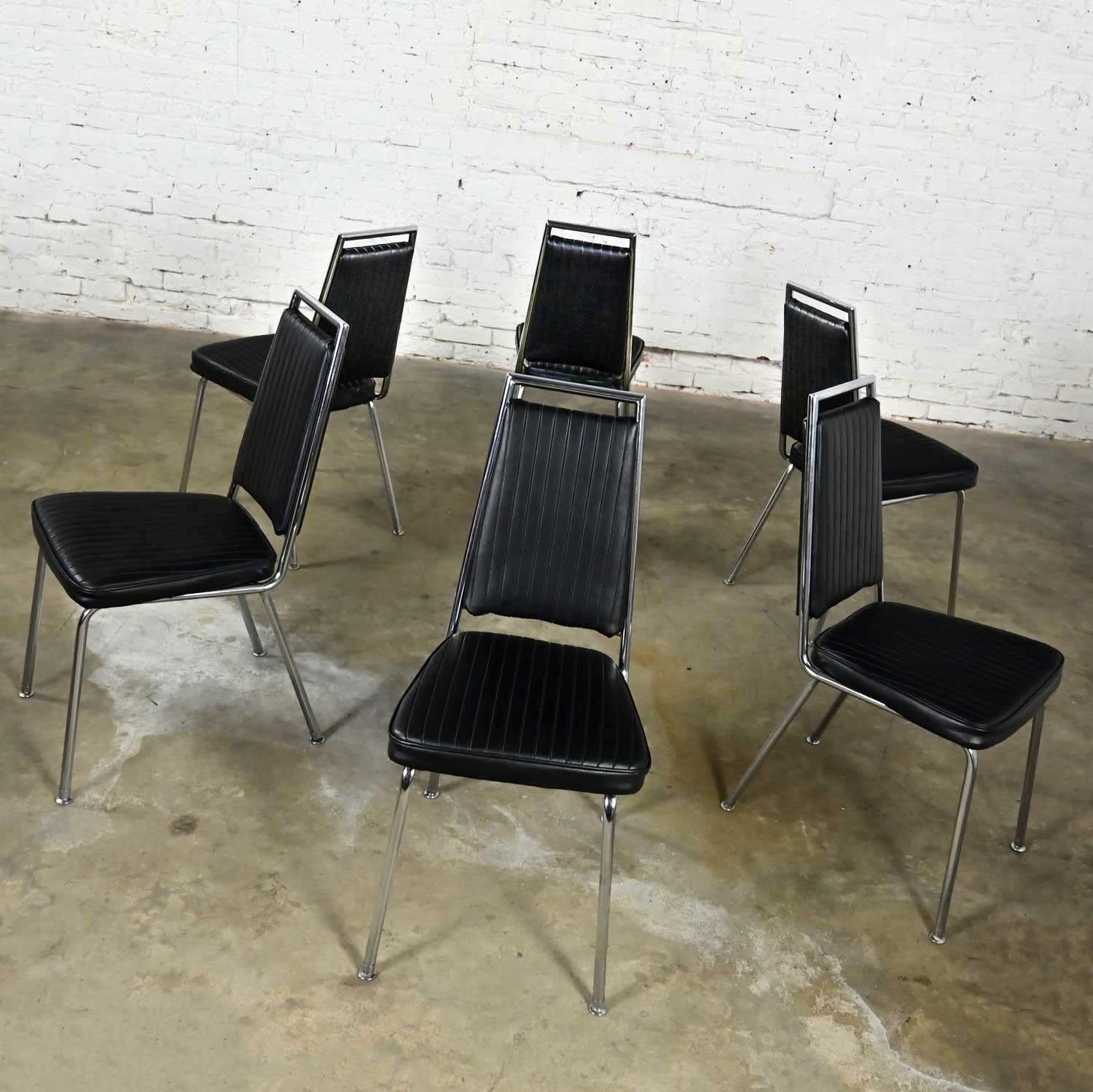 Fabuleux ensemble de 6 chaises de salle à manger de style MCM (a.k.a.) Chromcraft en vinyle noir cannelé ou nervuré, en faux cuir et chrome. Très bon état, en gardant à l'esprit qu'il s'agit d'un objet vintage et non pas neuf, donc avec des signes