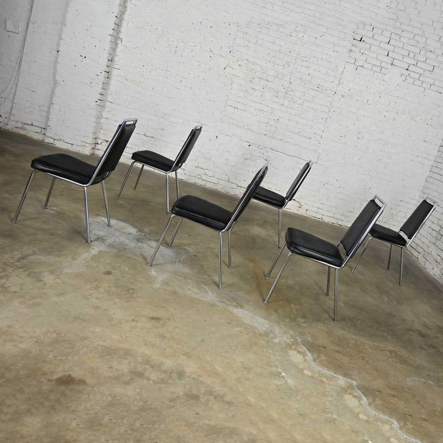 20ième siècle MCM Chromcraft ensemble de 6 chaises de salle à manger en vinyle noir côtelé et en faux cuir et chrome en vente