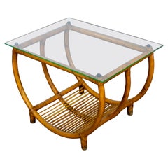 Mesita auxiliar o de esquina MCM de estilo costero, con base de ratán curvado y tablero rectangular de cristal