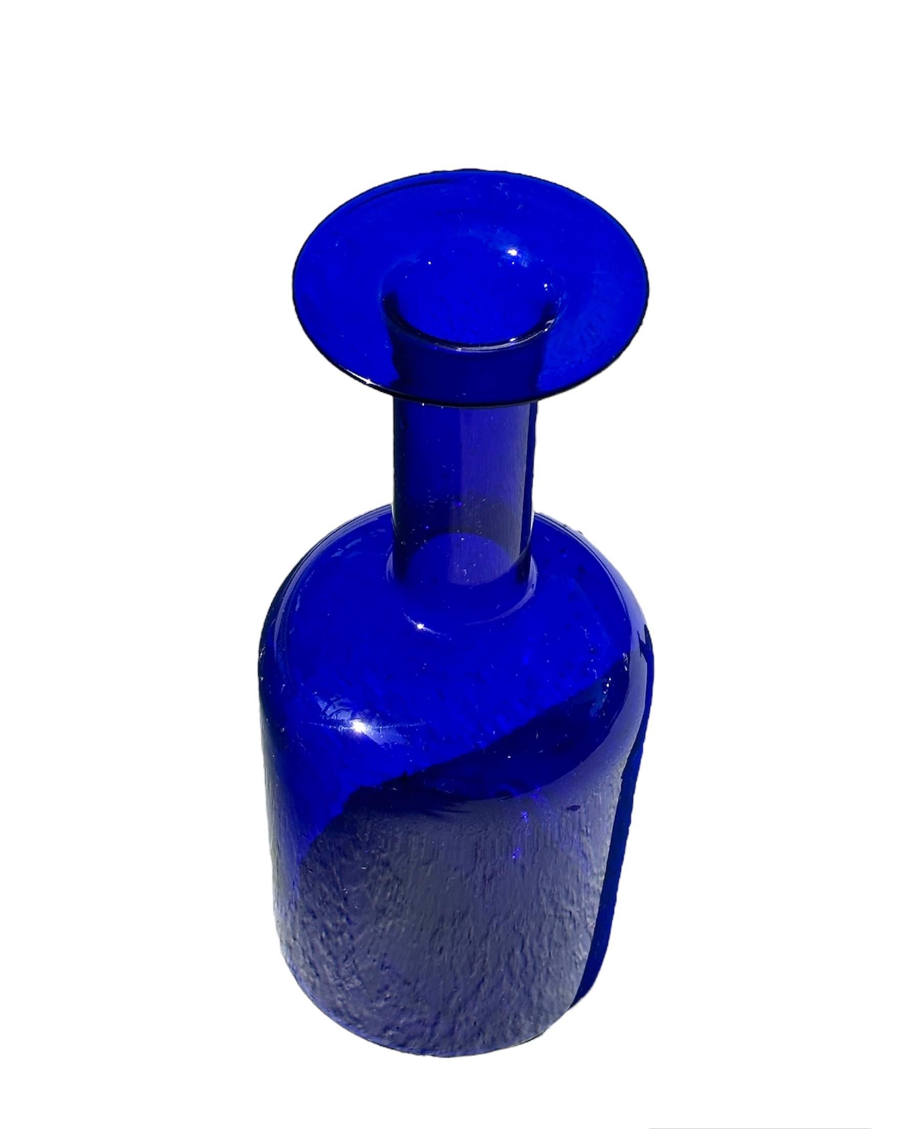 In style of “Otto Brauer for Holmegaard cobolt Blue Vase is striking and in fabulous condition. Lines are clean and color is brilliant cobalt blue.

Packing fee included.