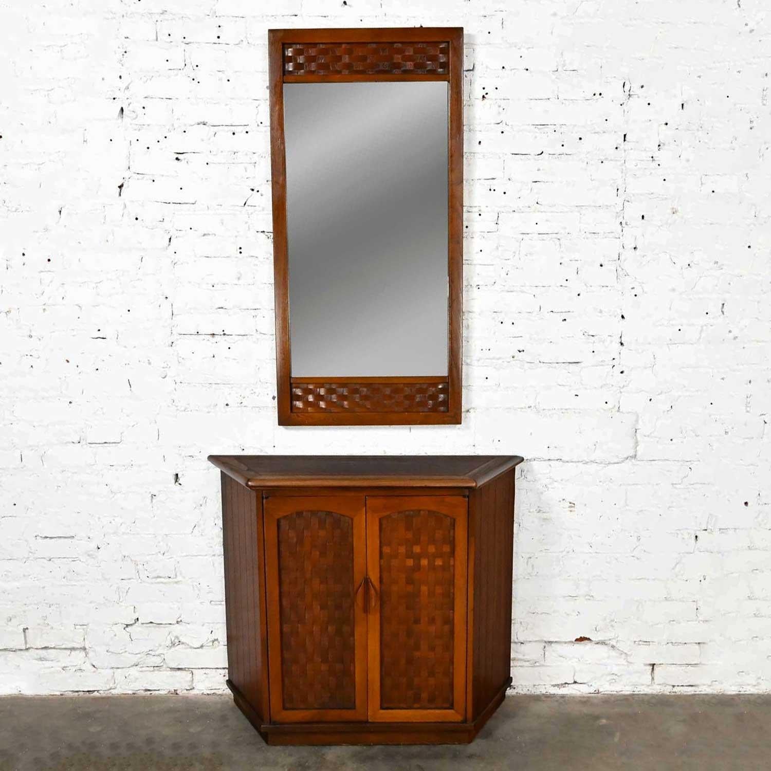 Américain Console MCM et meuble de rangement miroir style Lane Perception en tissu de panier tissé Warren Church en vente