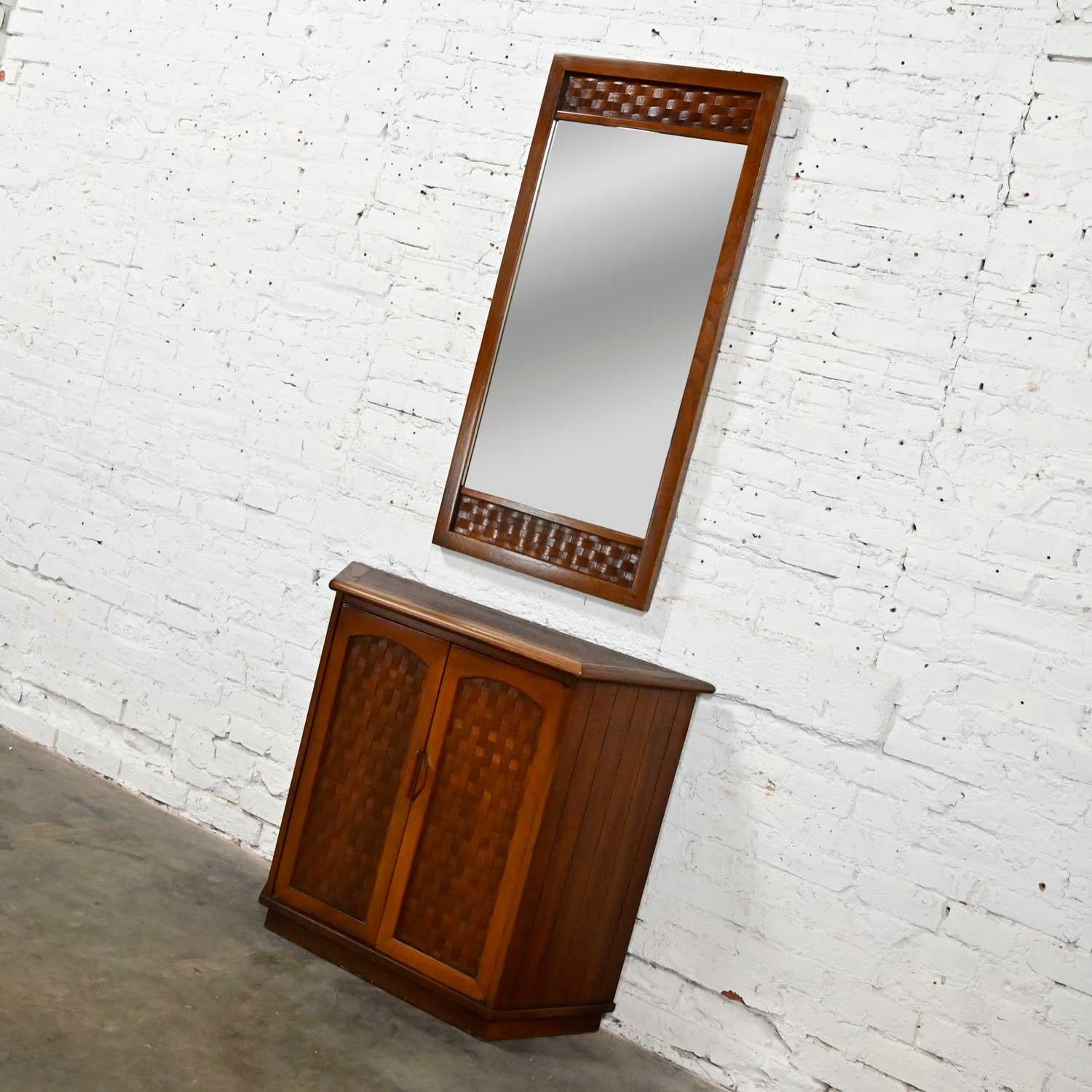 20ième siècle Console MCM et meuble de rangement miroir style Lane Perception en tissu de panier tissé Warren Church en vente