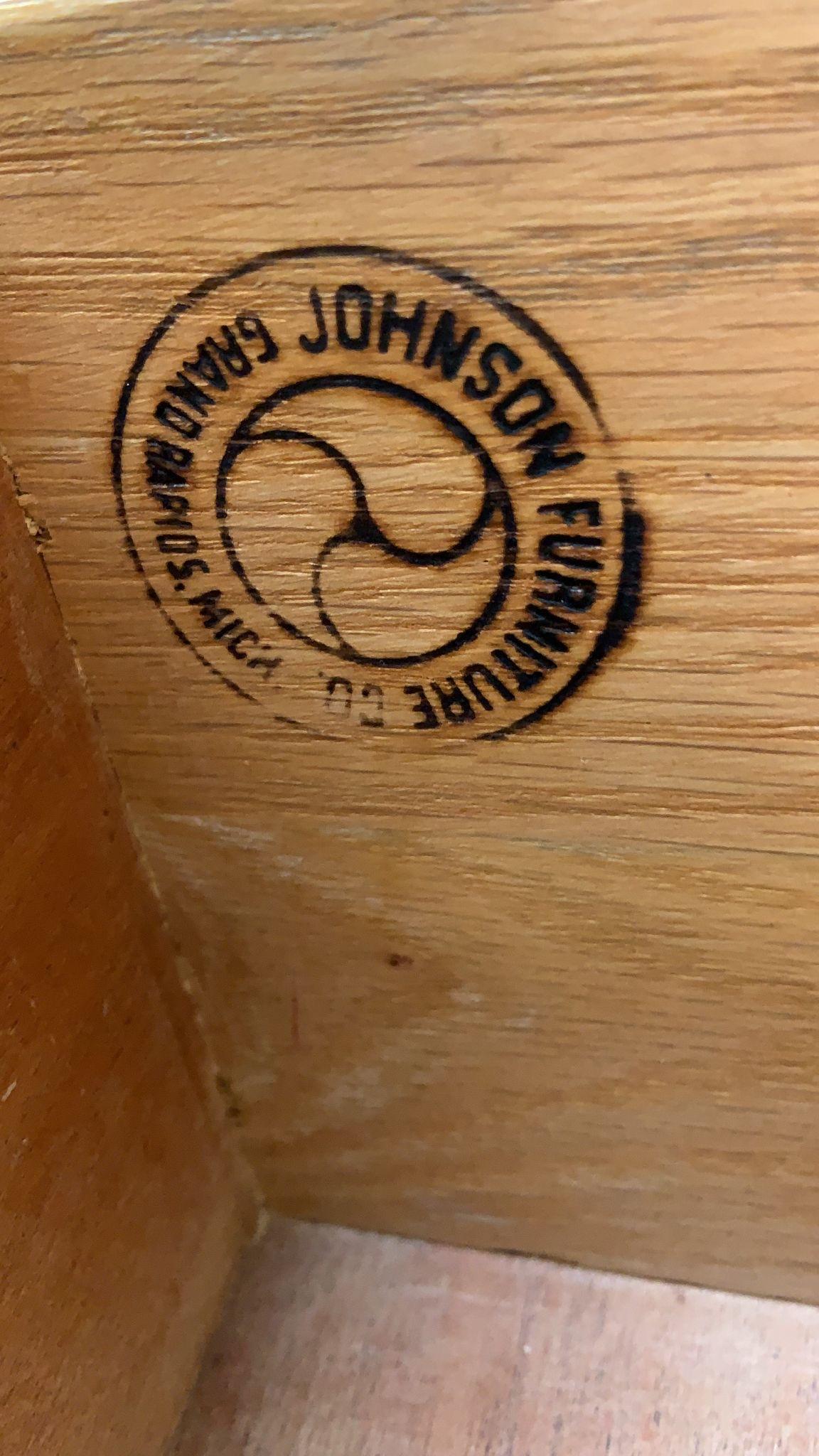 MCM Hochkommode aus Kork und Holz von Paul Frankl für Johnson Furniture (Moderne der Mitte des Jahrhunderts) im Angebot