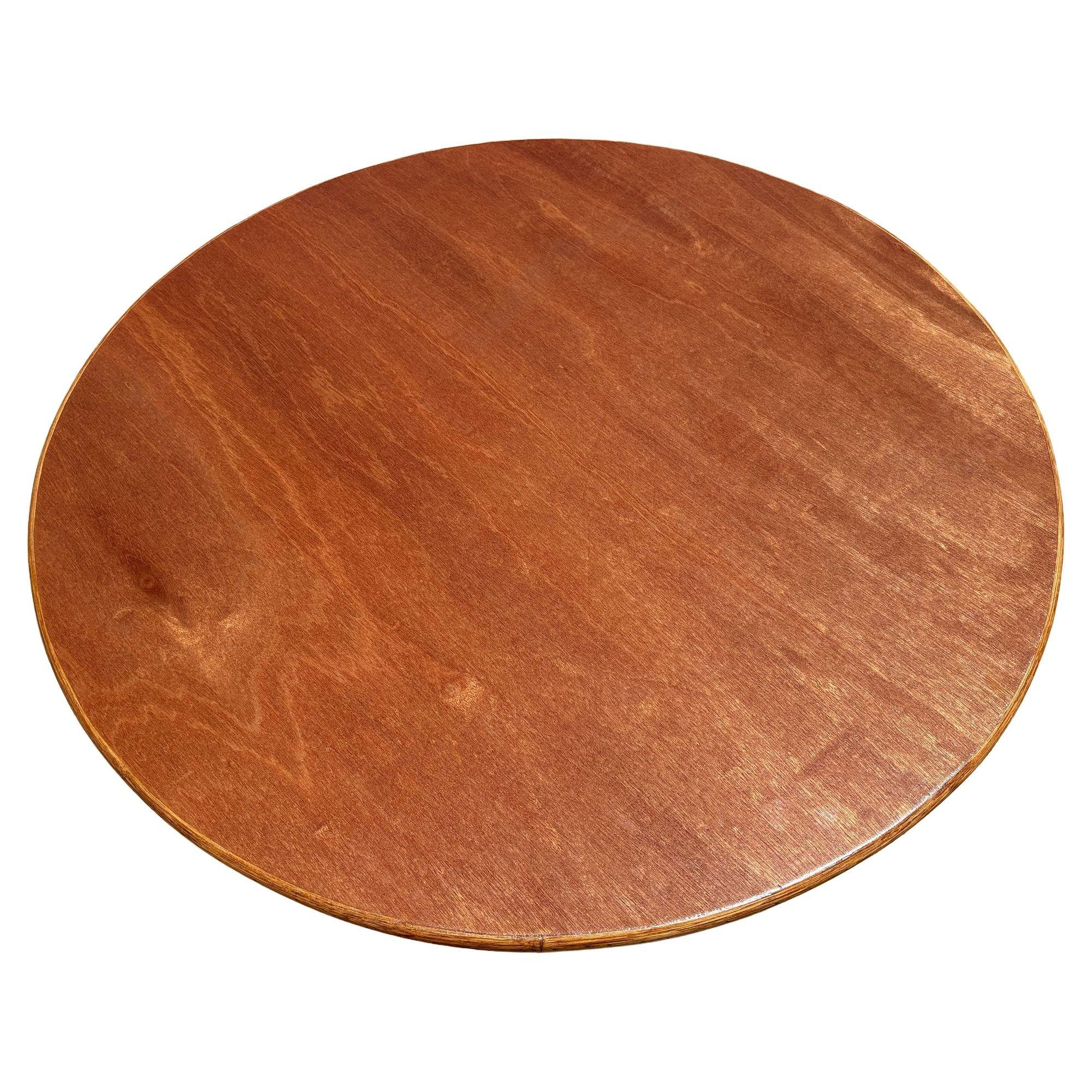 Américain MCM Table de salle à manger ronde à piédestal en rotin empilé, plateau en acajou, 2 disponibles en vente