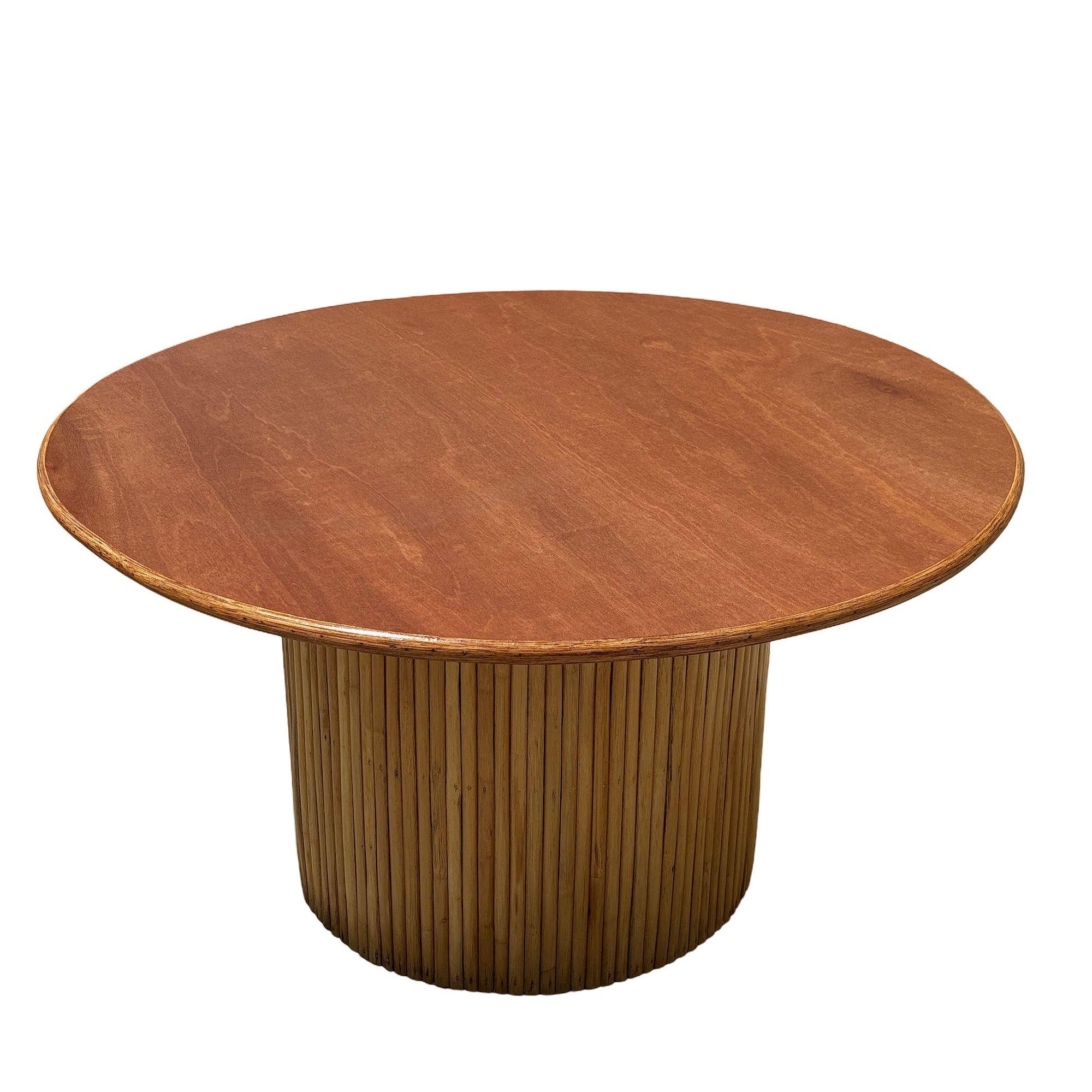 MCM Table de salle à manger ronde à piédestal en rotin empilé, plateau en acajou, 2 disponibles Excellent état - En vente à Van Nuys, CA