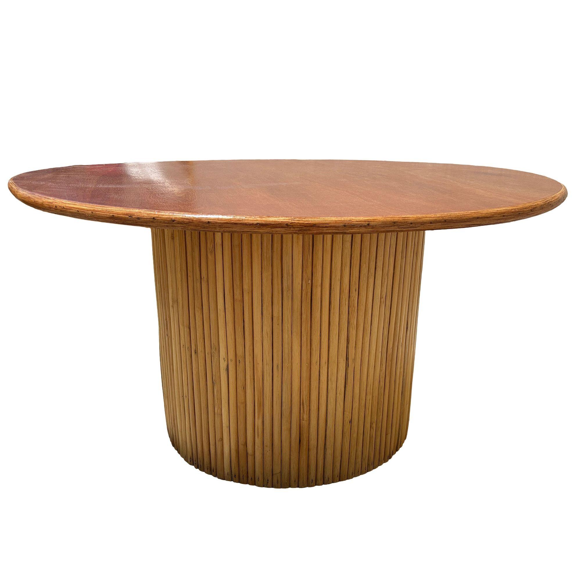 Milieu du XXe siècle MCM Table de salle à manger ronde à piédestal en rotin empilé, plateau en acajou, 2 disponibles en vente