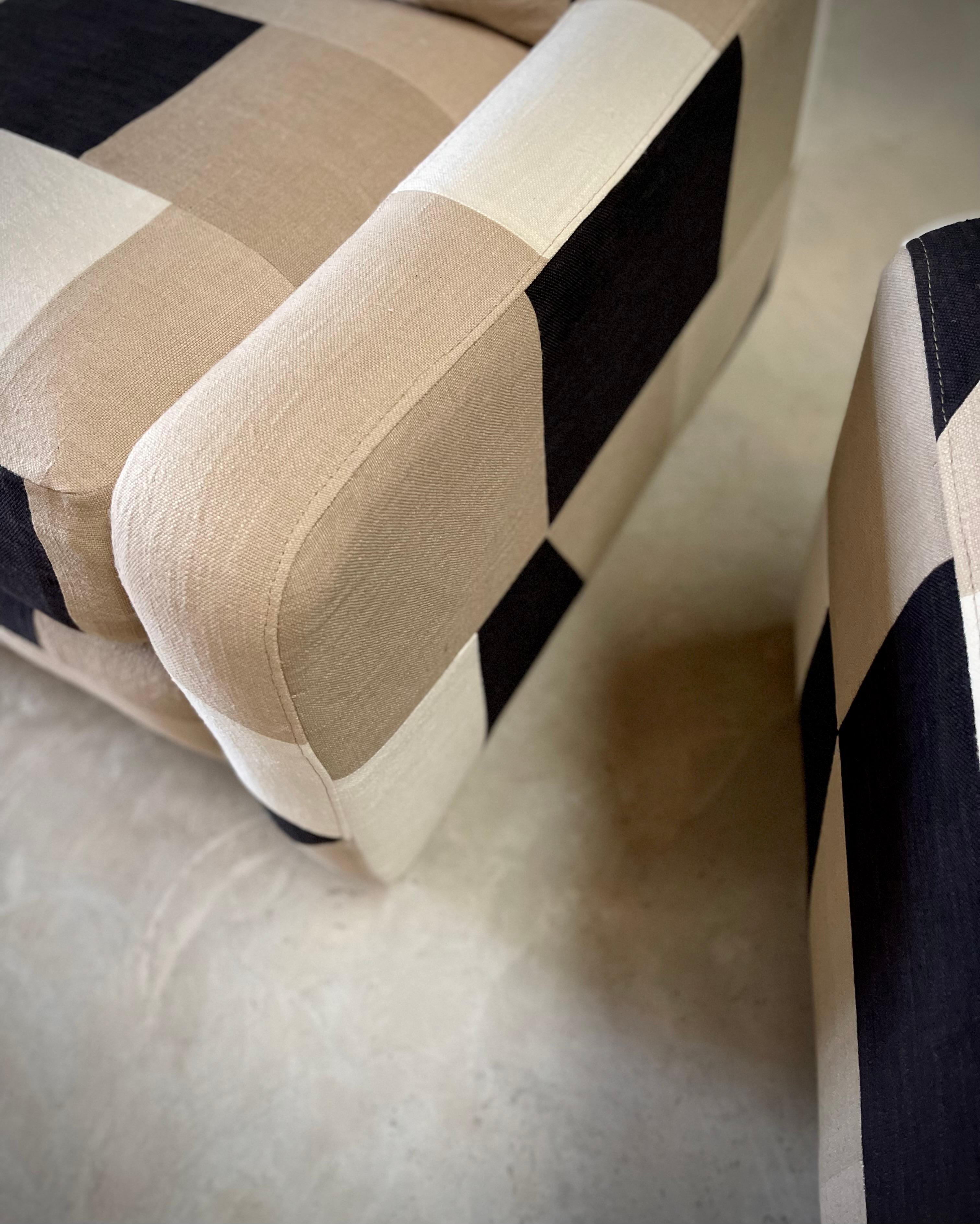 Sedie da salotto MCM Cube in lino-cotone tinto a mano di Romo, cuscini imbottiti in piuma d'oca in vendita 2