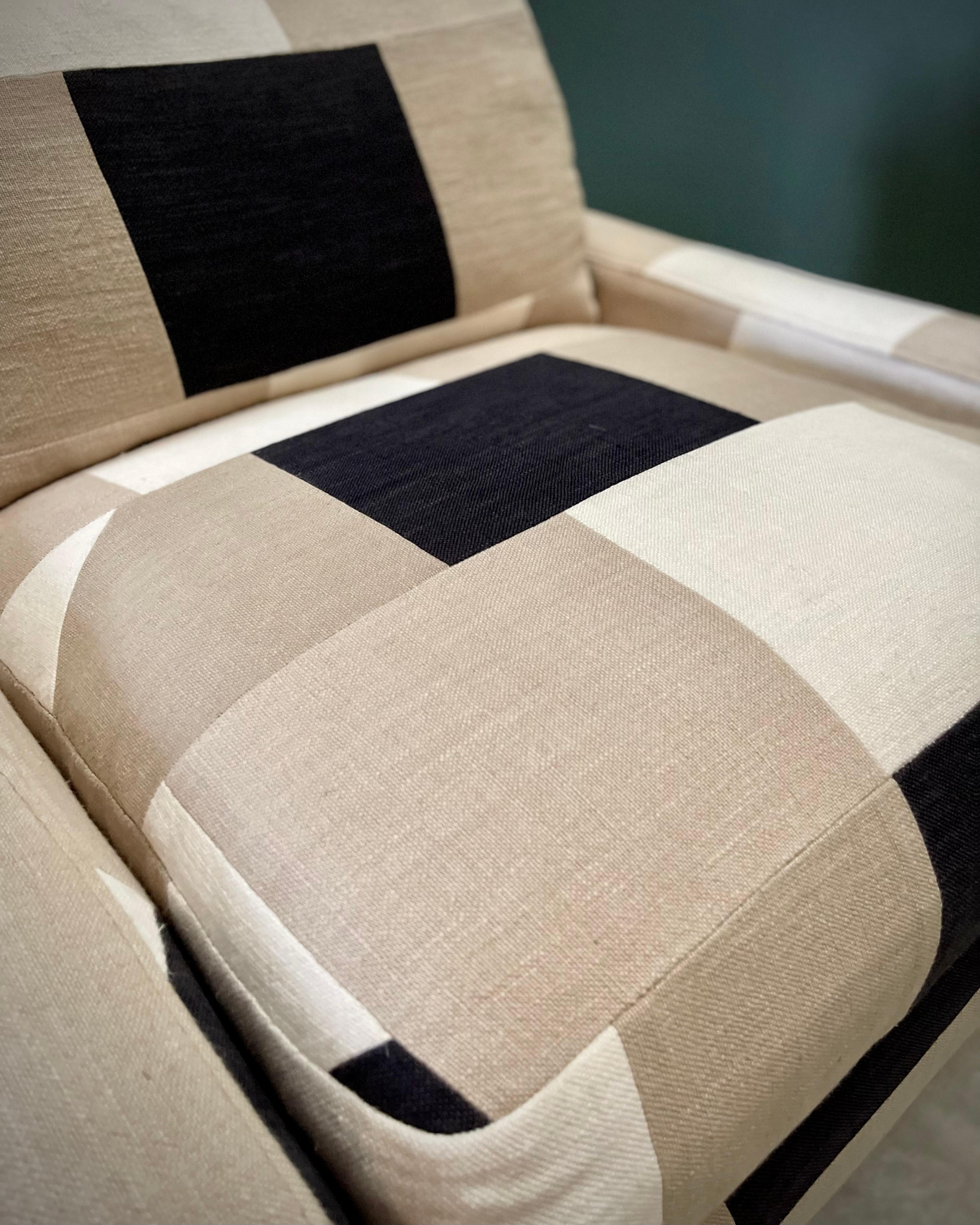 Sedie da salotto MCM Cube in lino-cotone tinto a mano di Romo, cuscini imbottiti in piuma d'oca in vendita 4