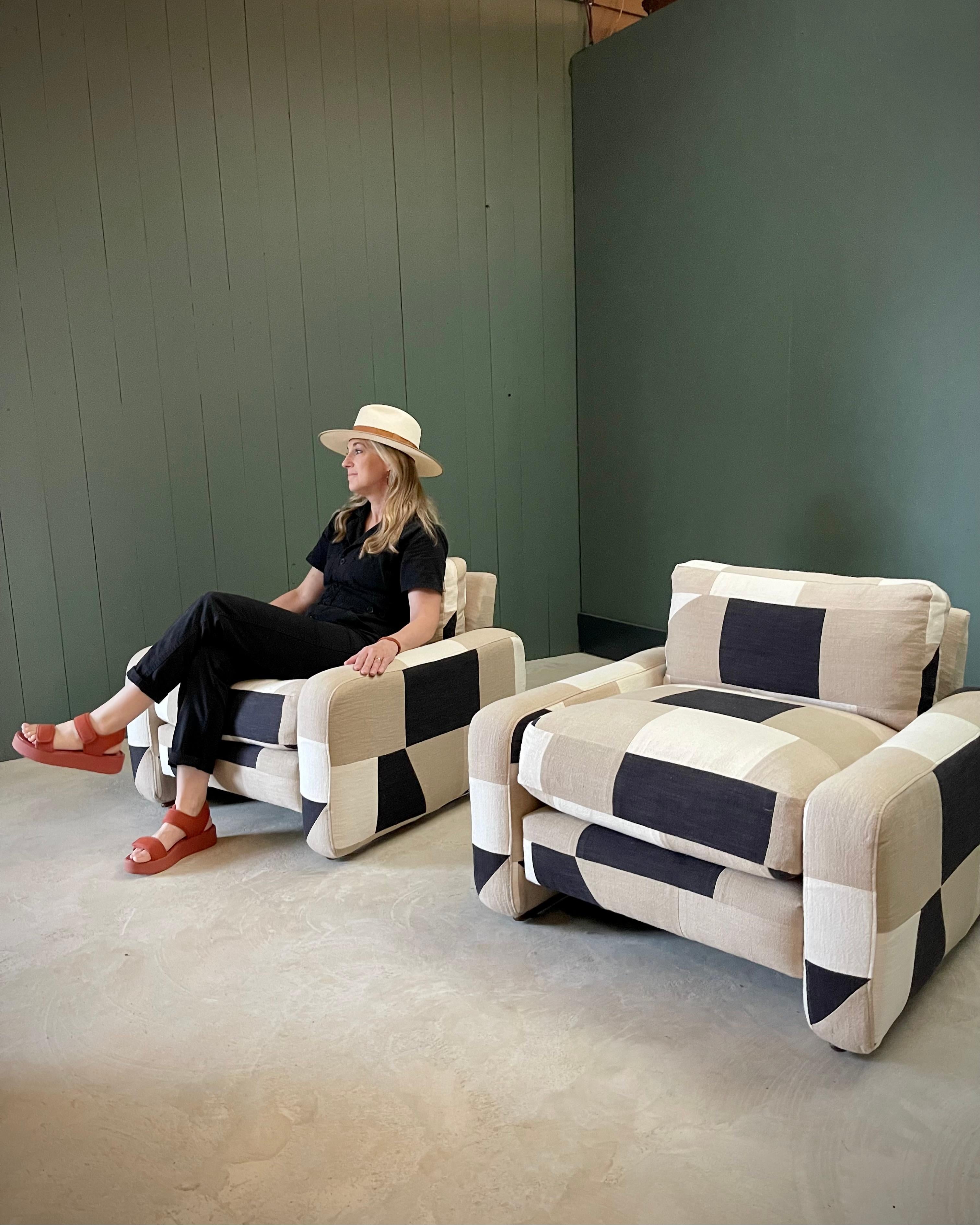 Sedie da salotto MCM Cube in lino-cotone tinto a mano di Romo, cuscini imbottiti in piuma d'oca in vendita 6