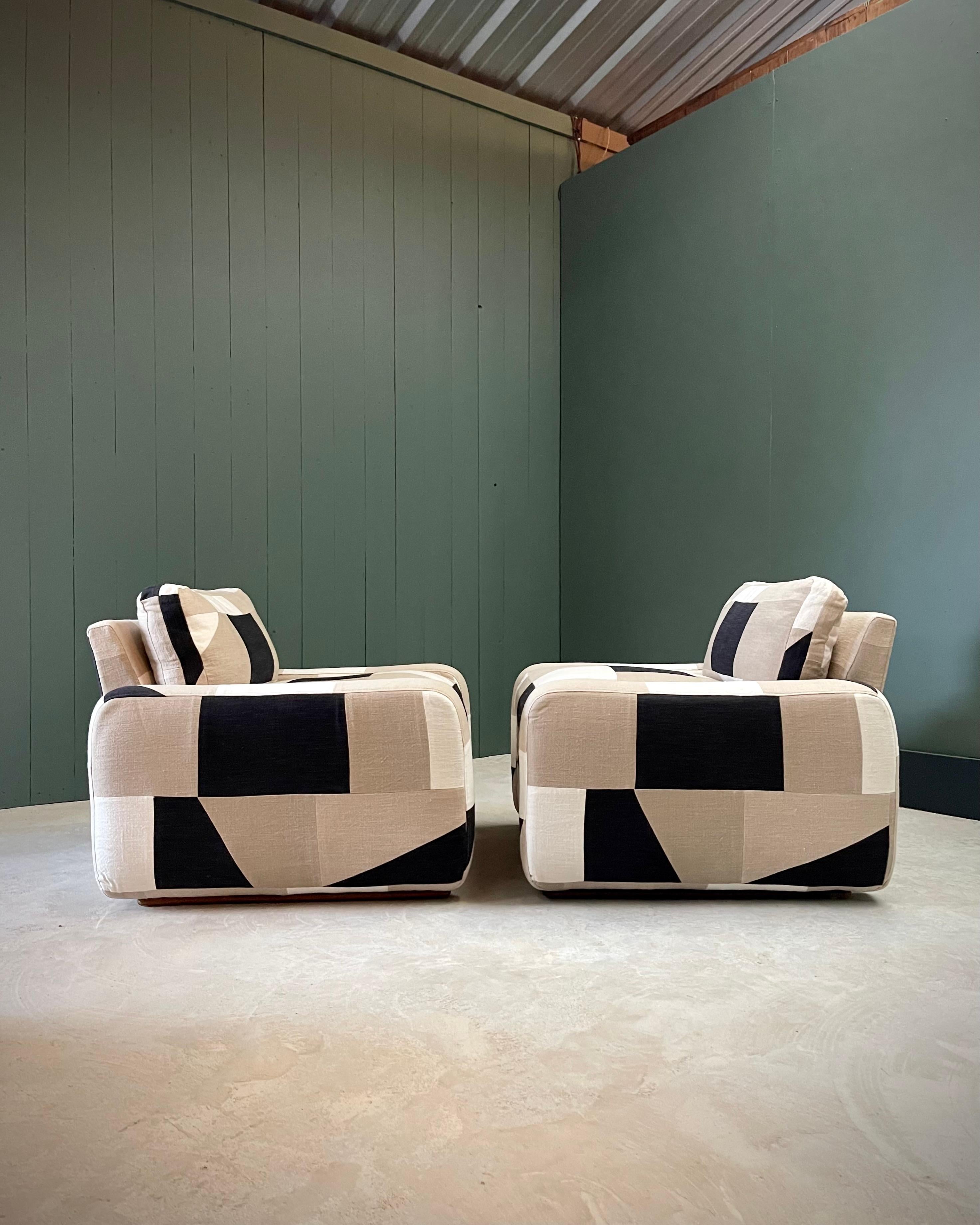 Minimalismo Sedie da salotto MCM Cube in lino-cotone tinto a mano di Romo, cuscini imbottiti in piuma d'oca in vendita