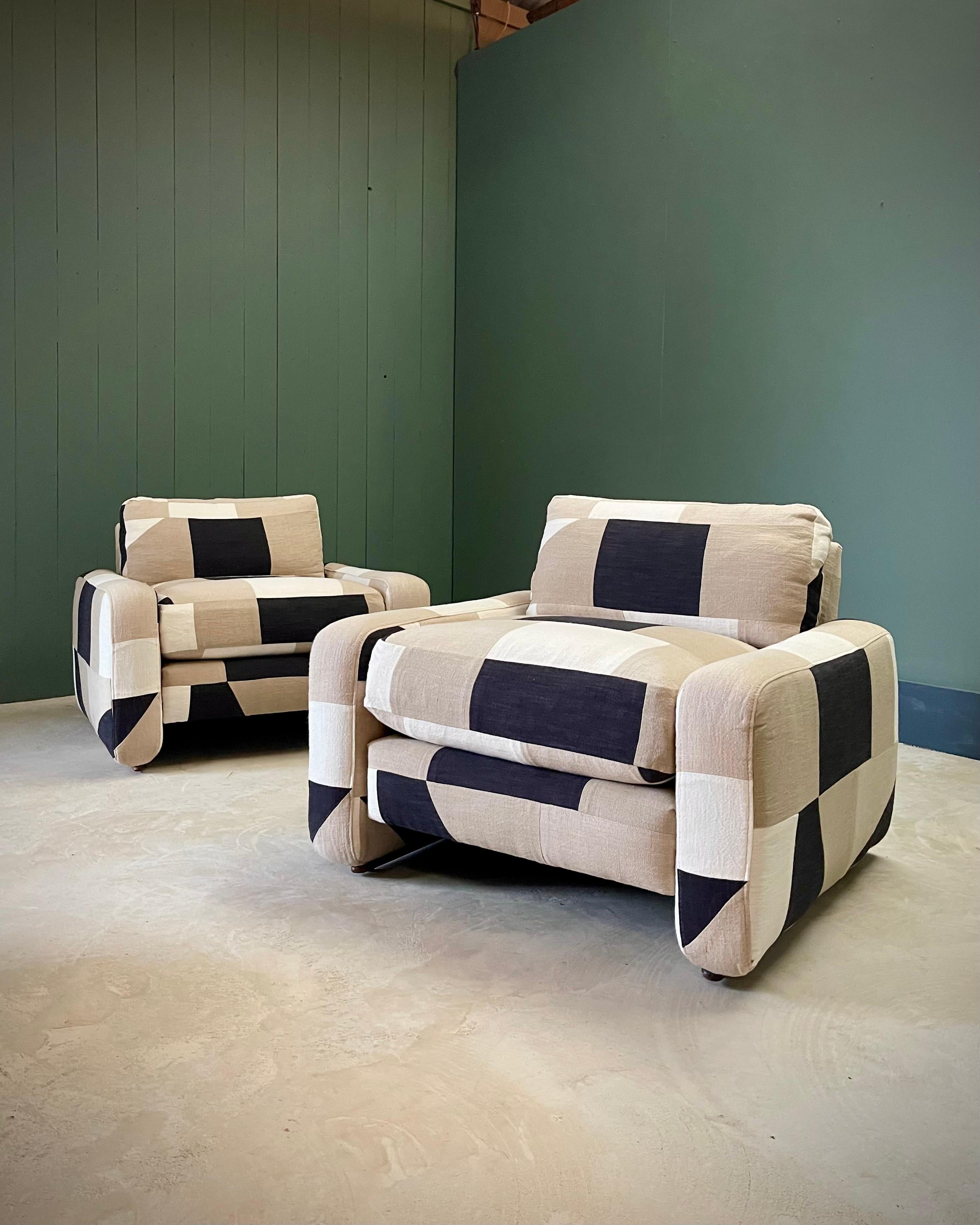 Patchwork Sedie da salotto MCM Cube in lino-cotone tinto a mano di Romo, cuscini imbottiti in piuma d'oca in vendita