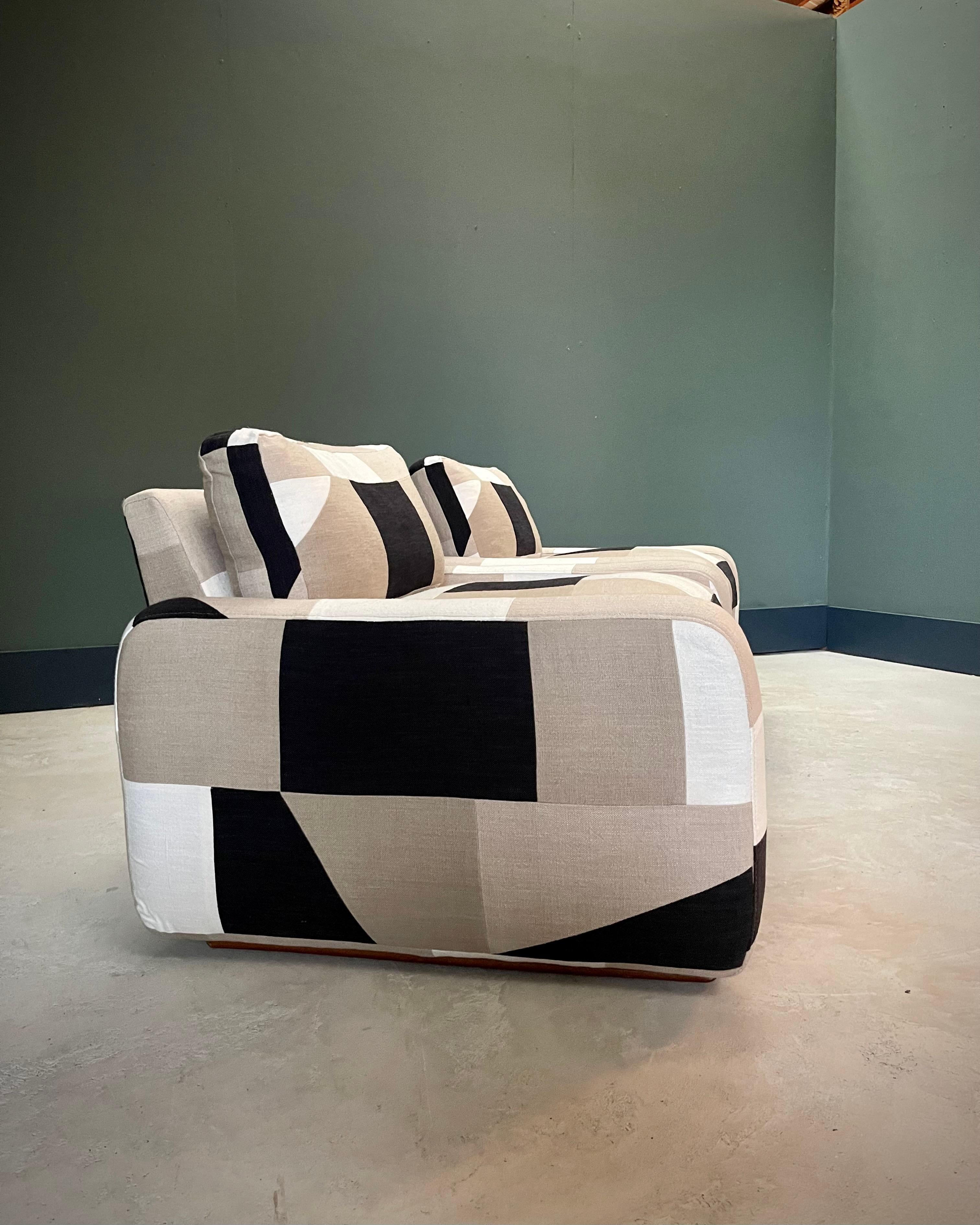 Cotone Sedie da salotto MCM Cube in lino-cotone tinto a mano di Romo, cuscini imbottiti in piuma d'oca in vendita