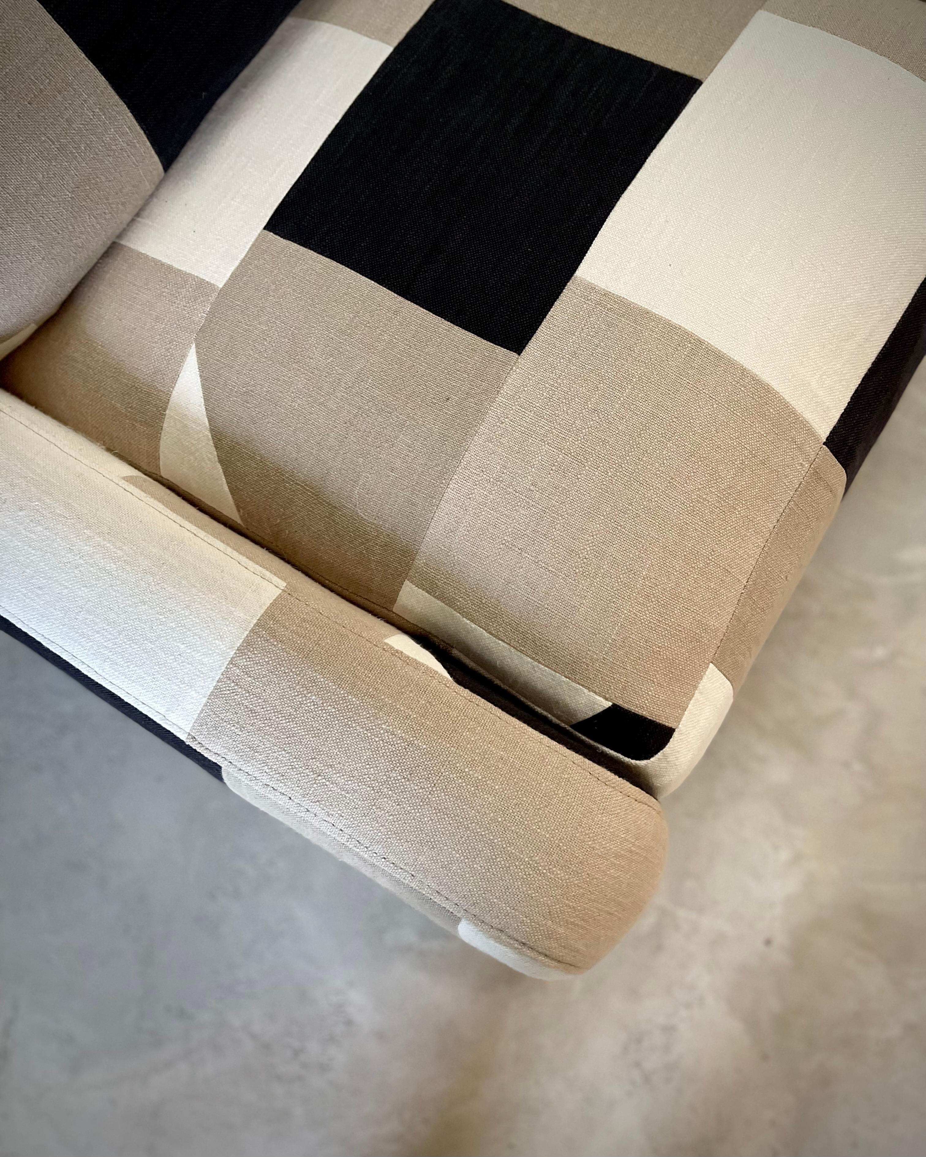 Sedie da salotto MCM Cube in lino-cotone tinto a mano di Romo, cuscini imbottiti in piuma d'oca in vendita 1