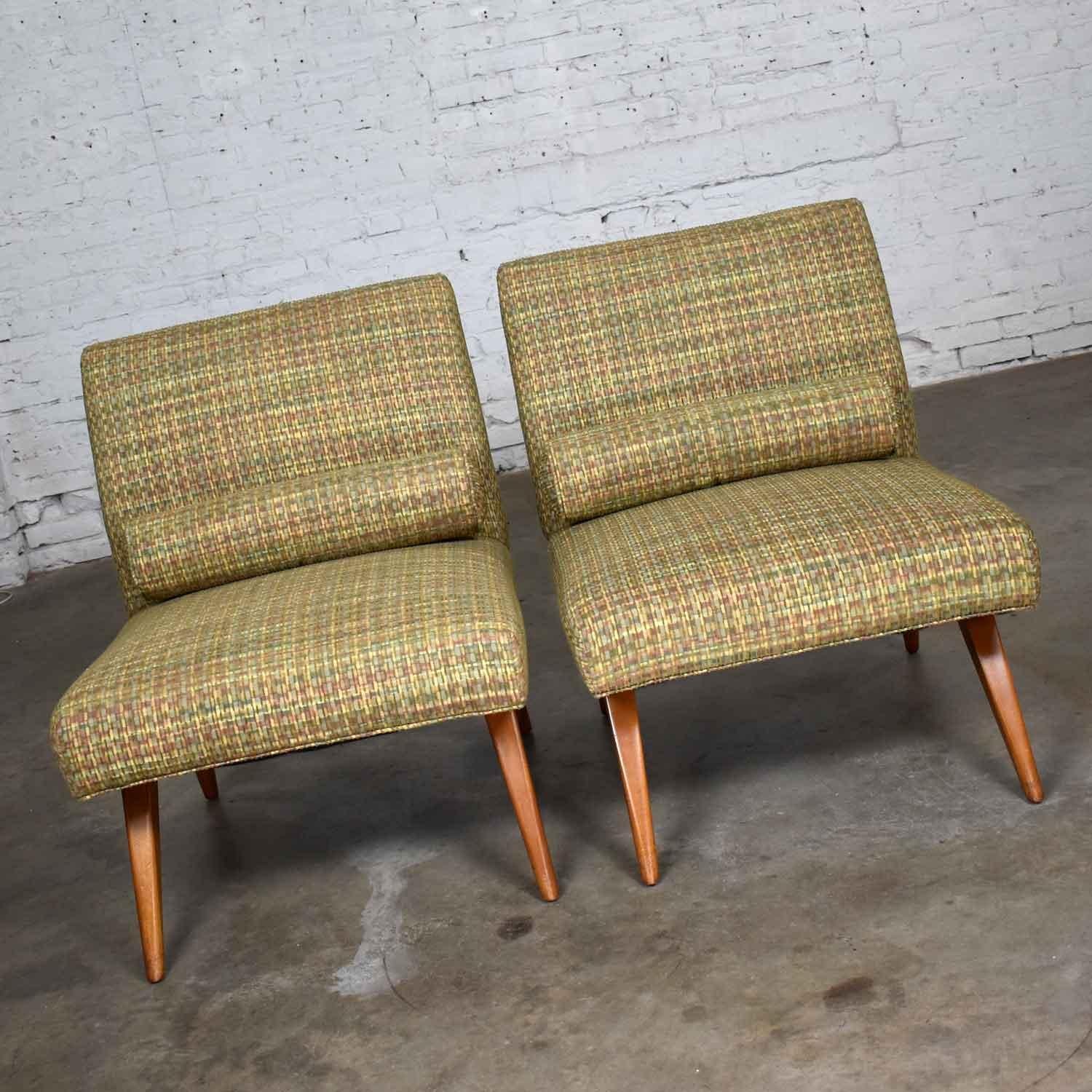 Gorgeous pair of mid-century modern Model 100 Planner Group slipper chairs by Paul McCobb for Custom Craft. They are upholstered in an overall chartreuse green tweed-like fabric with undertones of yellow and rosy red. They are in fabulous vintage