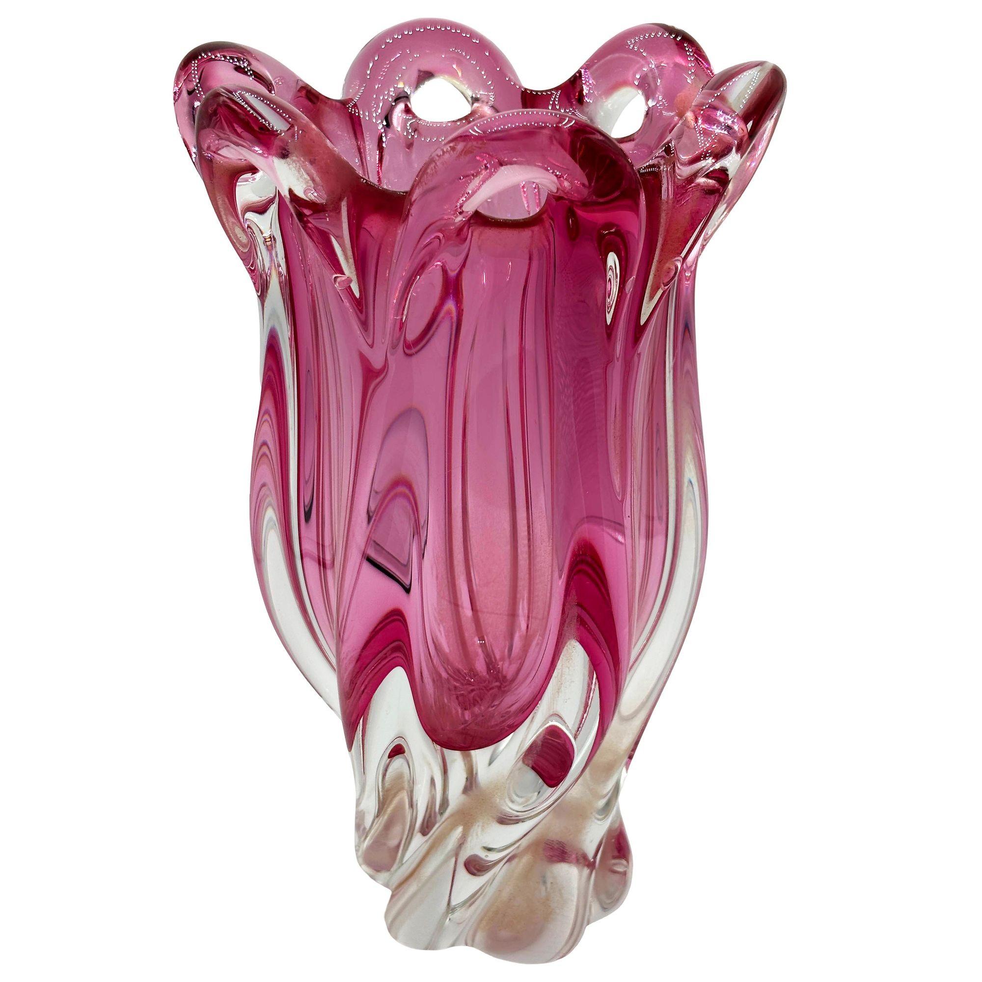 Vaso in vetro artistico ceco di metà secolo di Josef Hospodka per la vetreria Chřibská. Il vaso presenta una bella rosa racchiusa in un vetro trasparente, con una forma attorcigliata e rilievi aperti lungo la parte superiore. Il numero del modello è