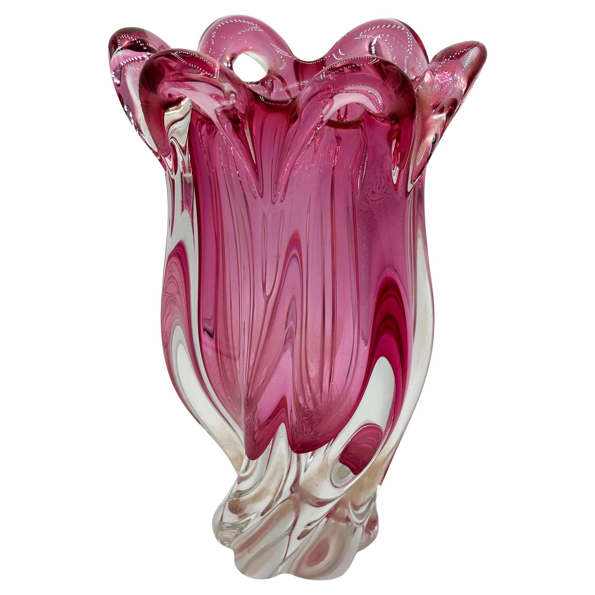 Mid-Century moderno Vaso in vetro artistico MCM Czech Cranberry di Josef Hospodka per Chribska Glassworks in vendita