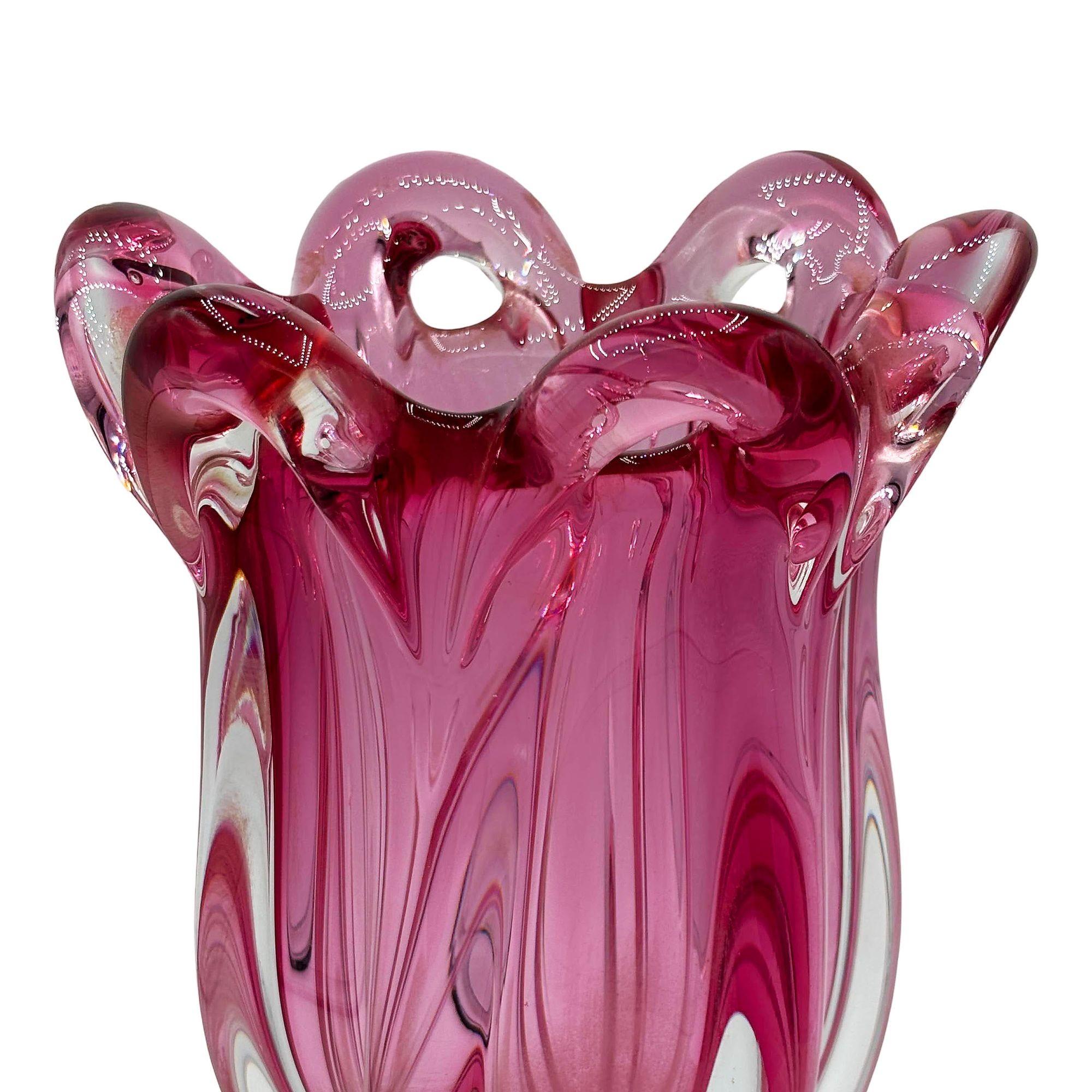 Vaso in vetro artistico MCM Czech Cranberry di Josef Hospodka per Chribska Glassworks In condizioni ottime in vendita a Van Nuys, CA