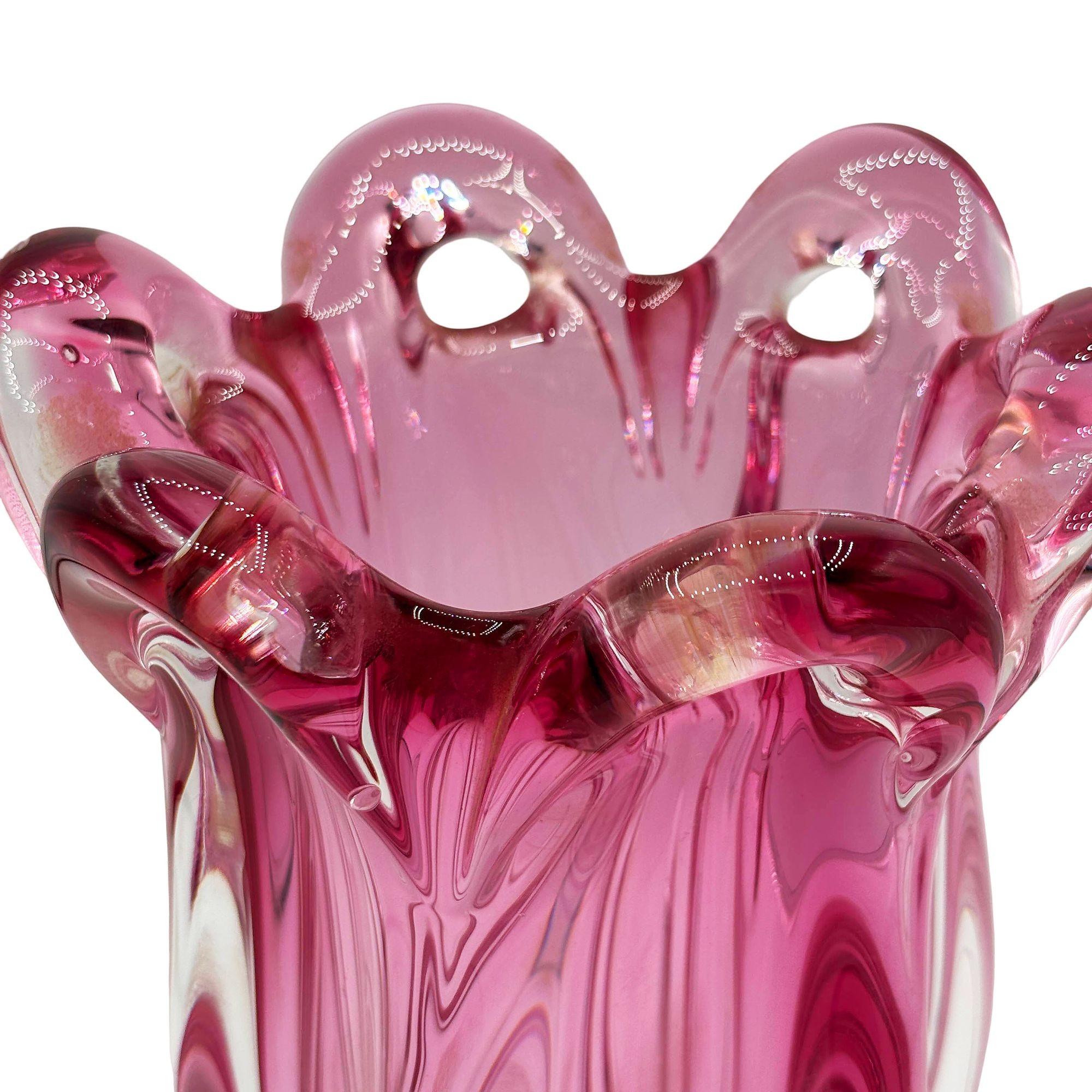 Metà XX secolo Vaso in vetro artistico MCM Czech Cranberry di Josef Hospodka per Chribska Glassworks in vendita
