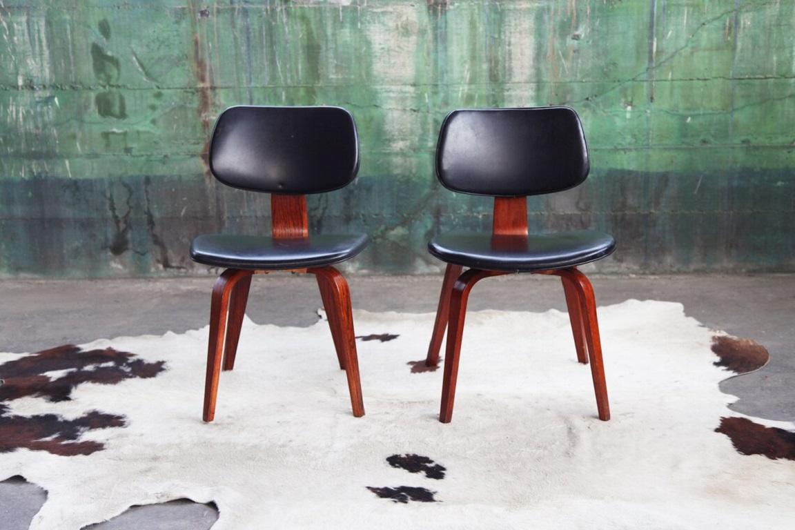Splendida sedia da pranzo Thonet in legno curvato nero e noce, modello Eames.

Sono sedie da pranzo molto robuste, iconiche e comode. Sono anche ottime opzioni da utilizzare come sedia da scrivania, d'accento o laterale. Queste sedie possono