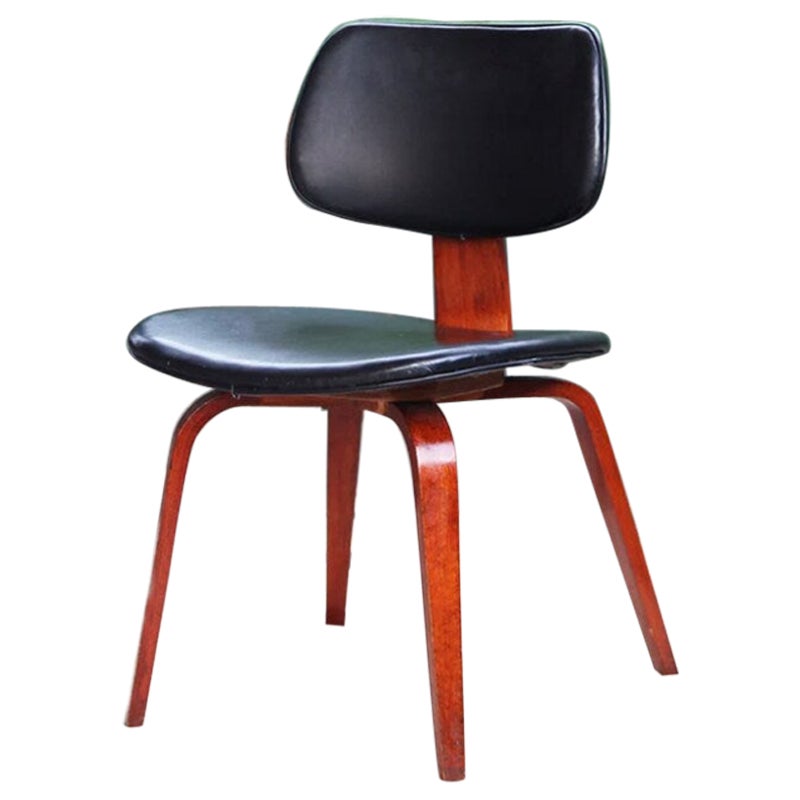 Sedia da pranzo in legno curvato in stile Charles Eames di MCM, una sedia, anni 
60 in vendita
