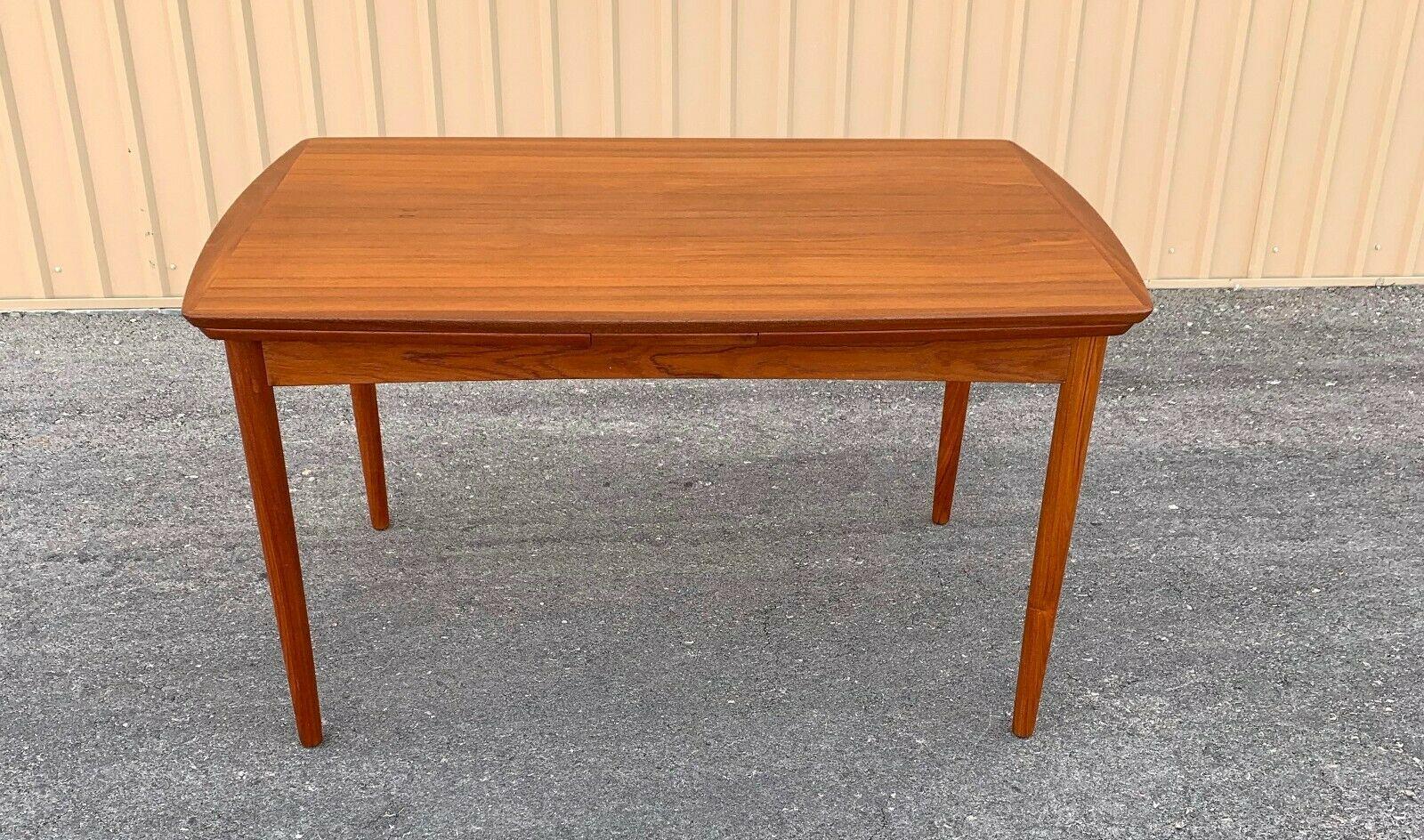Teak dinning table by Povl Dinesen for Madvigs Alle Copenhagen Denmark
This Mid-Century Modern Danish dining table was designed by Povl Dinesen for Madvigs Alle n of Copenhagen Demark During the 1950s. The table features two extension pieces,