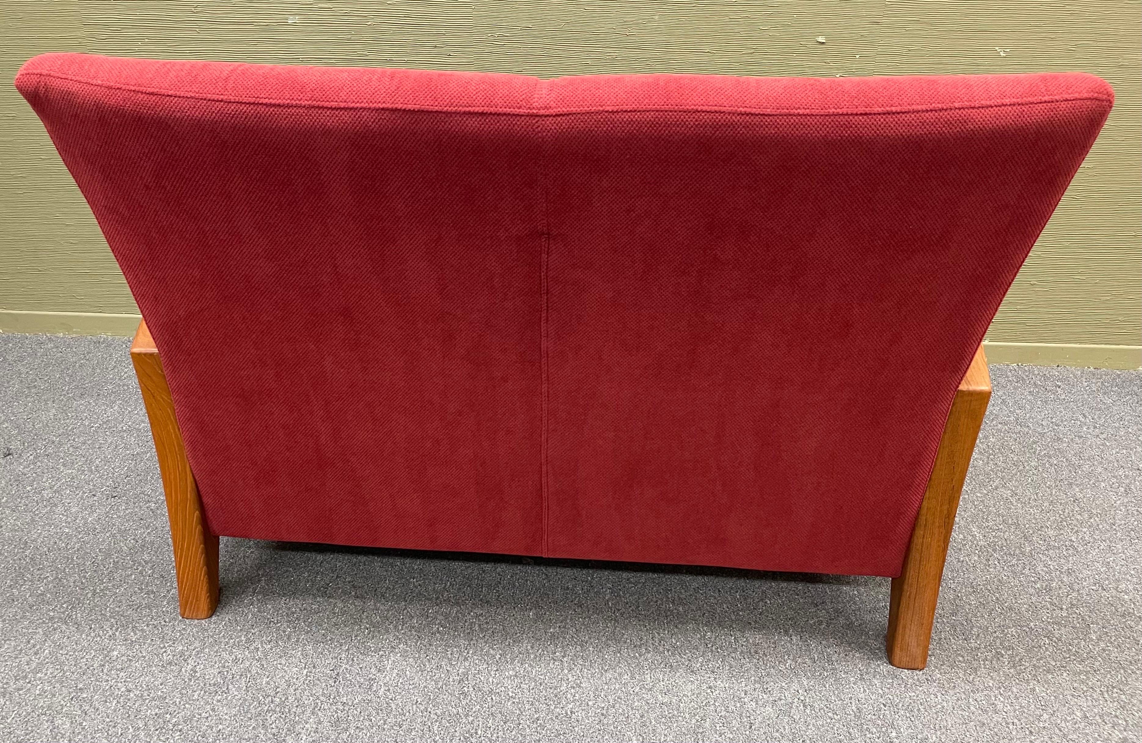 Chenille Siège / banquette danois moderne Love Seat avec cadre en teck de MCM en vente