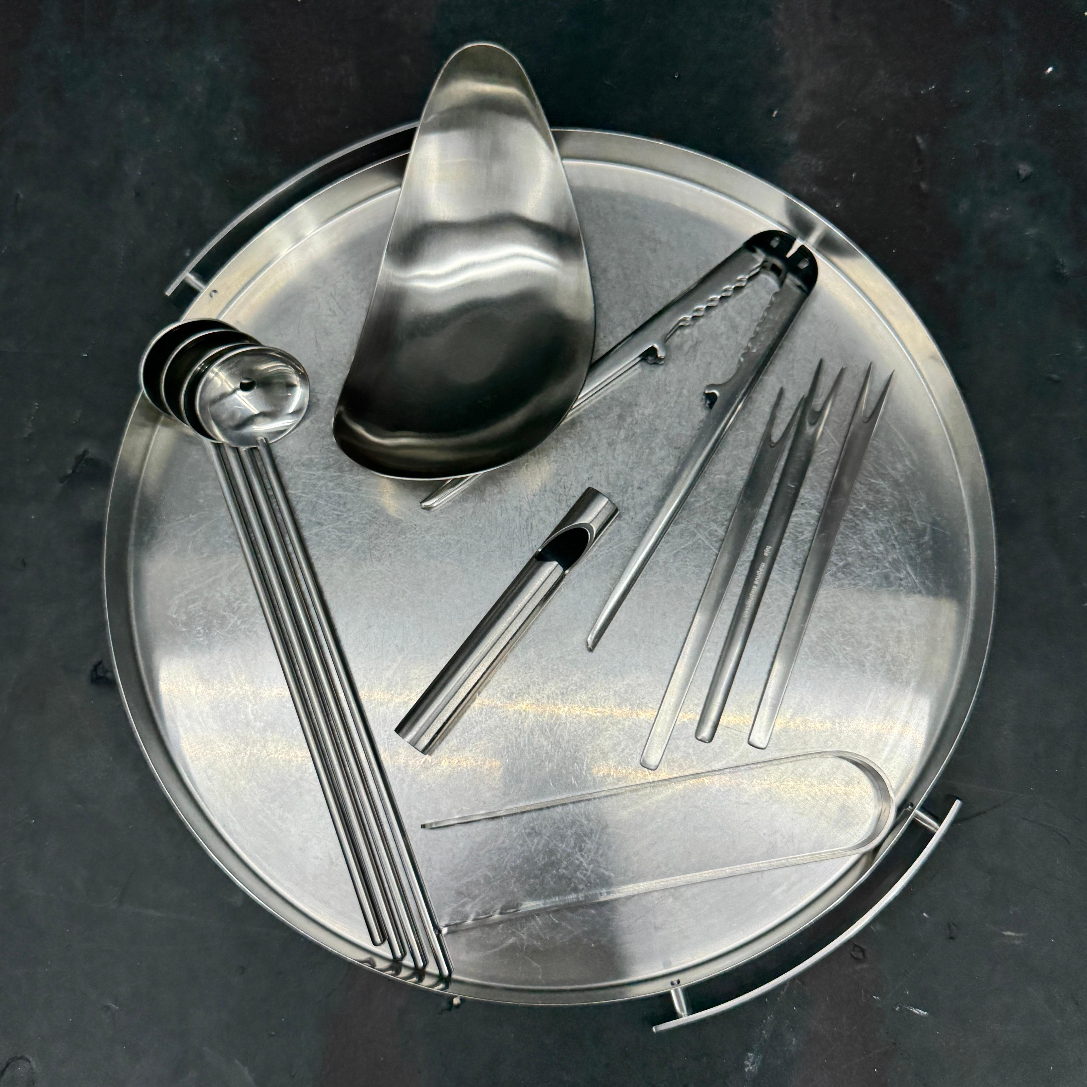 Impresionante colección de utensilios de servicio y bar Stelton. Hay un buen surtido que incluye 4 cucharas largas de cóctel, pinzas para hielo de la línea Cylinda, abridor de botellas de Peter Holmblad, galleta para frutos secos o langosta, 3