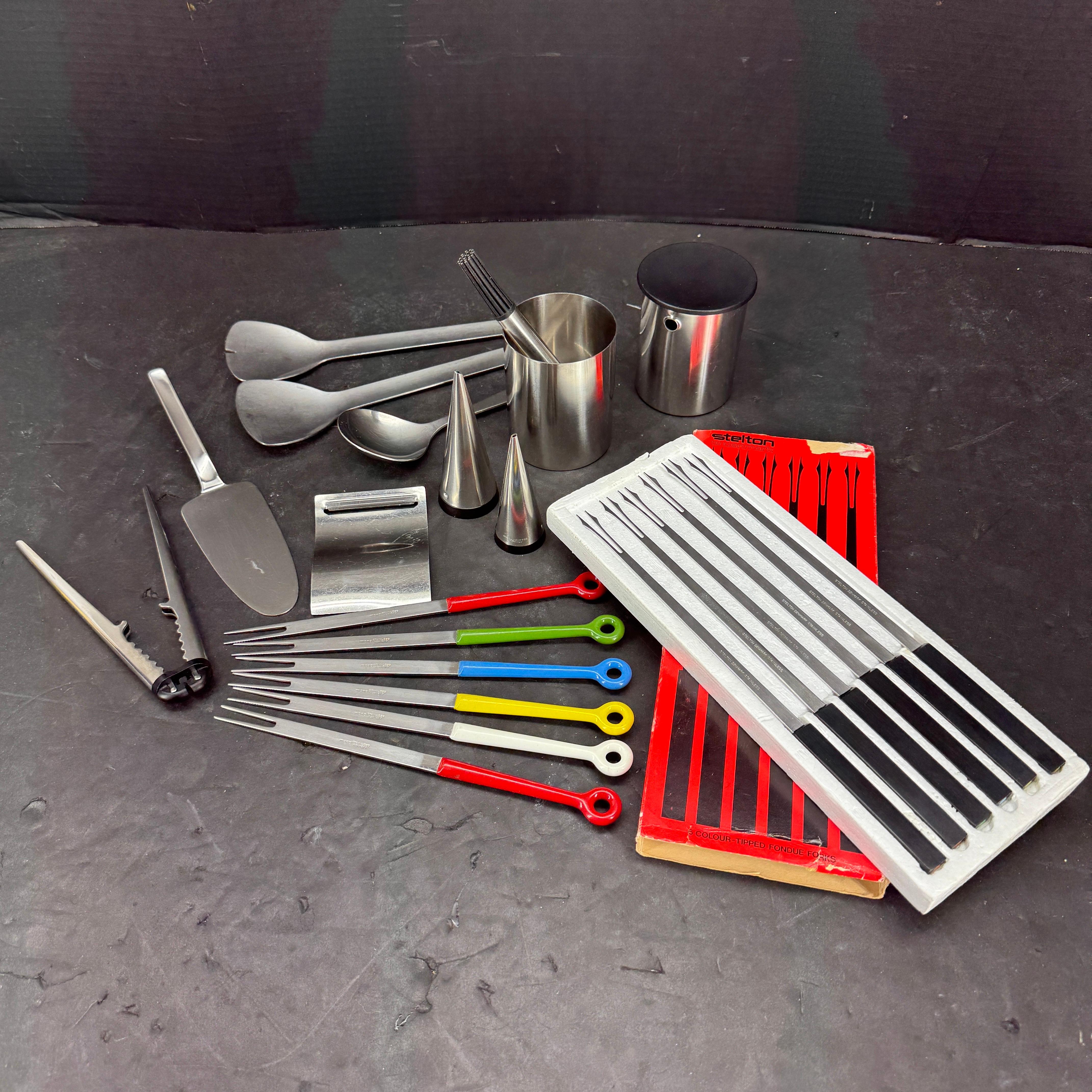 Collectional impressionnante d'ustensiles de service et de bar Stelton. L'assortiment comprend 4 longues cuillères à cocktail, une pince à glace de la ligne Cylinda, un décapsuleur de Peters, un casse-noix ou un craqueur de homard, 3 fourchettes à