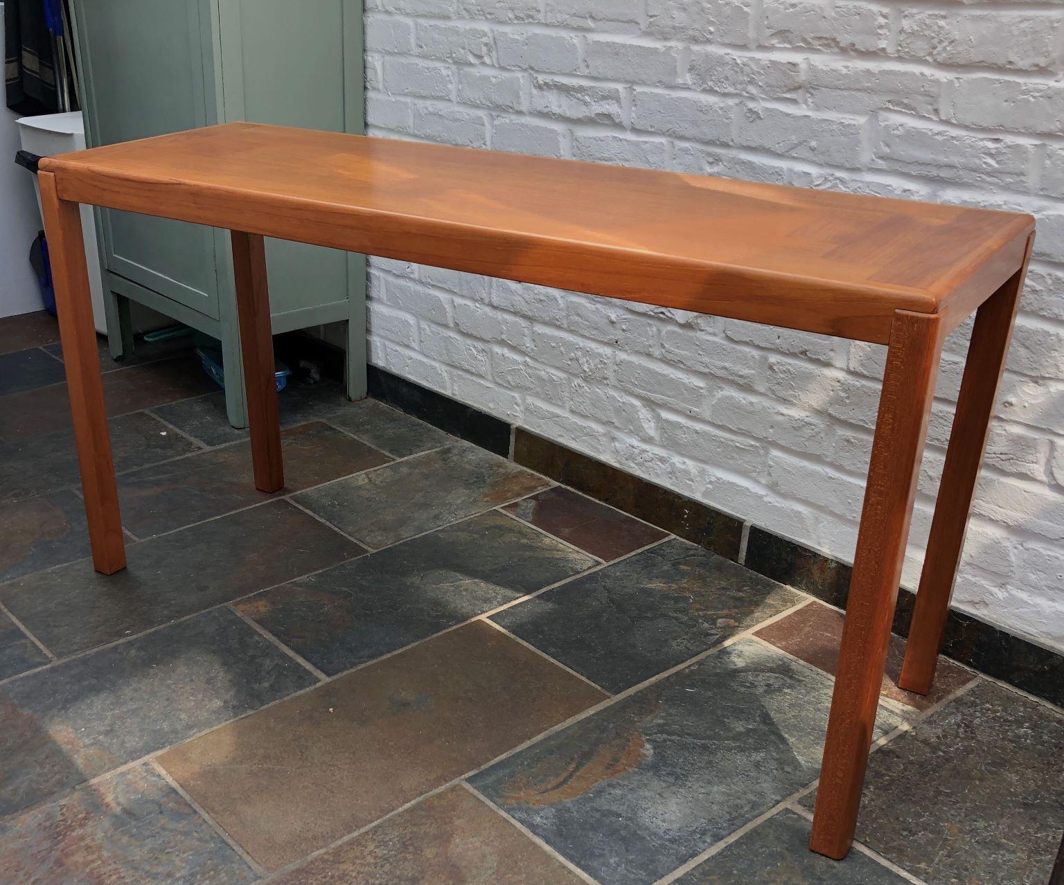 Mid-Century Modern Danish teak console / sofa / hall table by Vejle Stole Mobelfabrik, 1970s

Mid century danish teak console table by Vejle Stole Mobelfabrik, 
Inlaid teak veneer top which creates a beautiful geometric pattern, mounted in solid