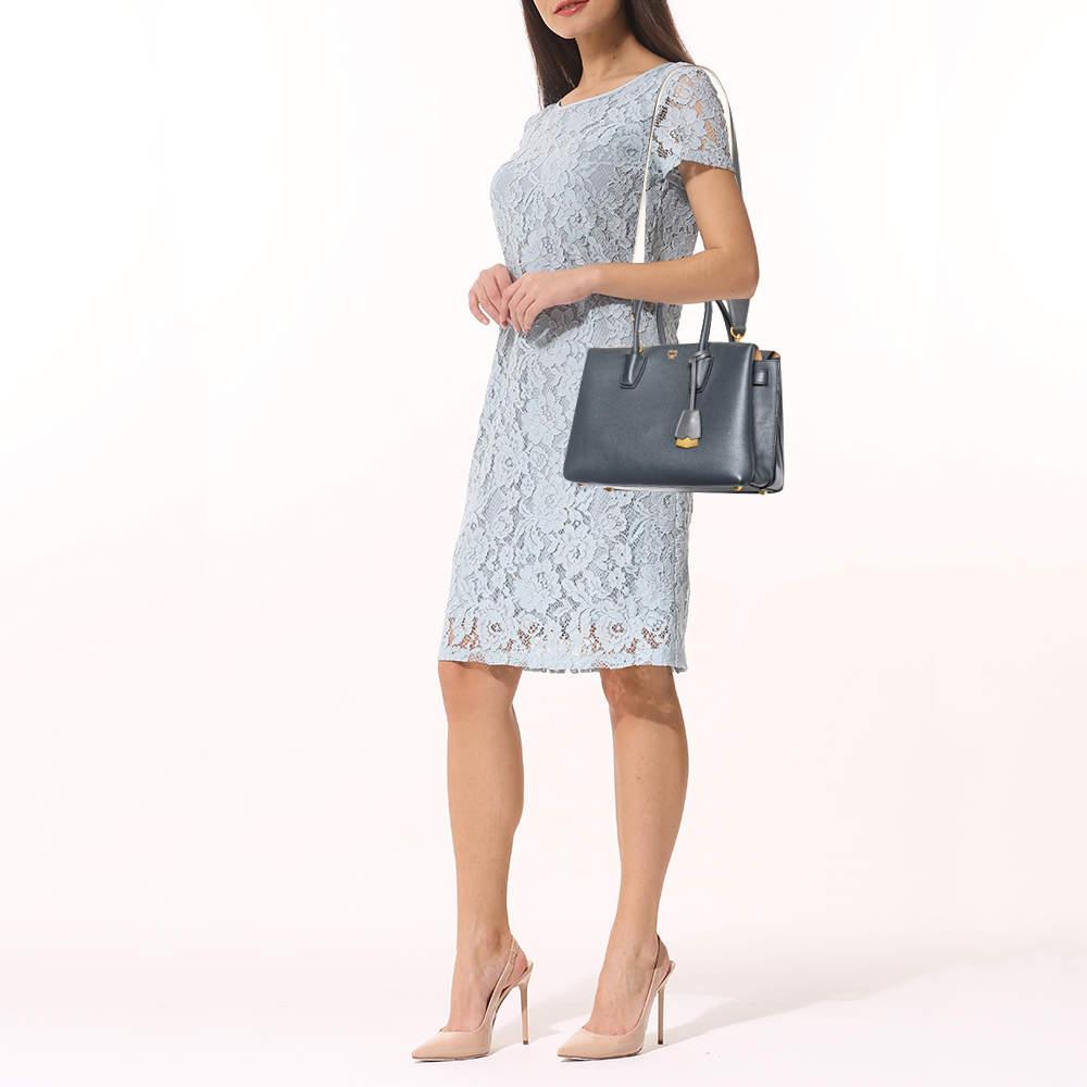 This alluring tote bag for women has been designed to assist you on any day. Convenient to carry and fashionably designed, the tote is cut with skill and sewn into a great shape. It is well-equipped to be a reliable accessory.

