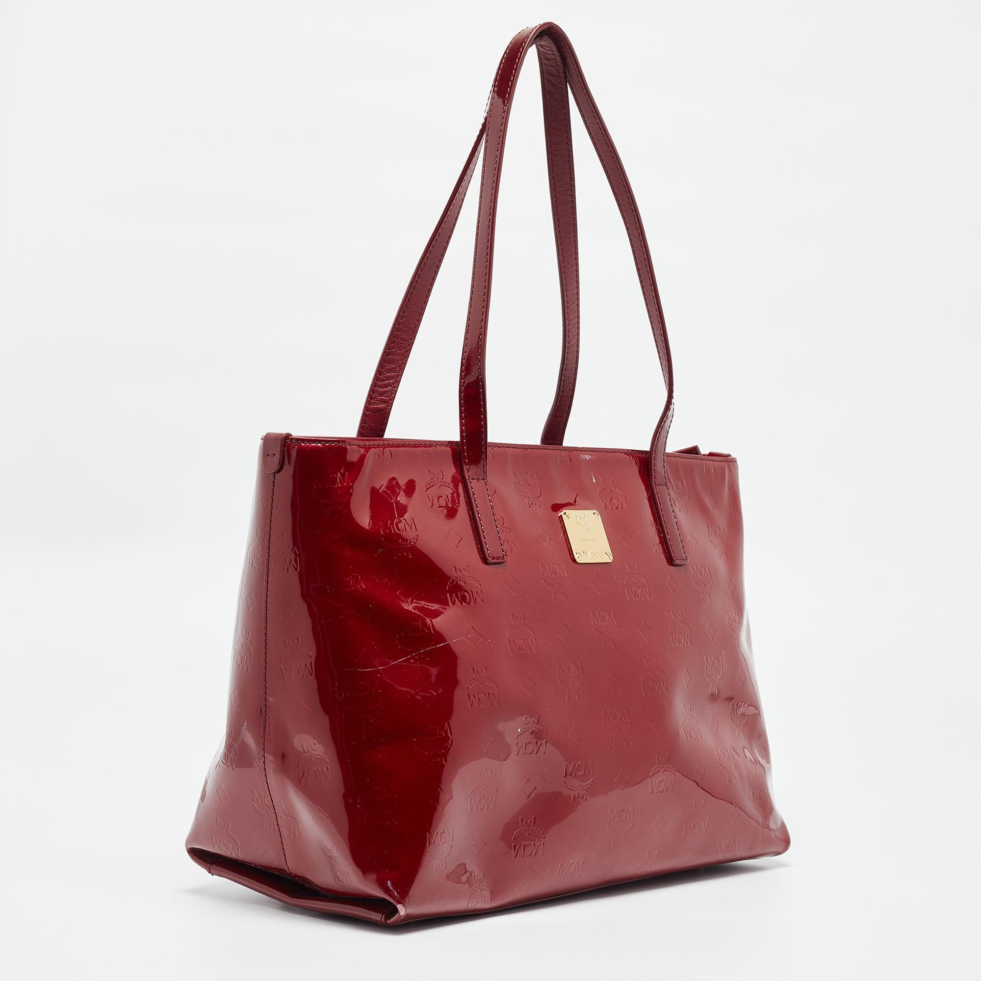 MCM Dark Red Visetos Patent Leather Tote In Good Condition In Dubai, Al Qouz 2