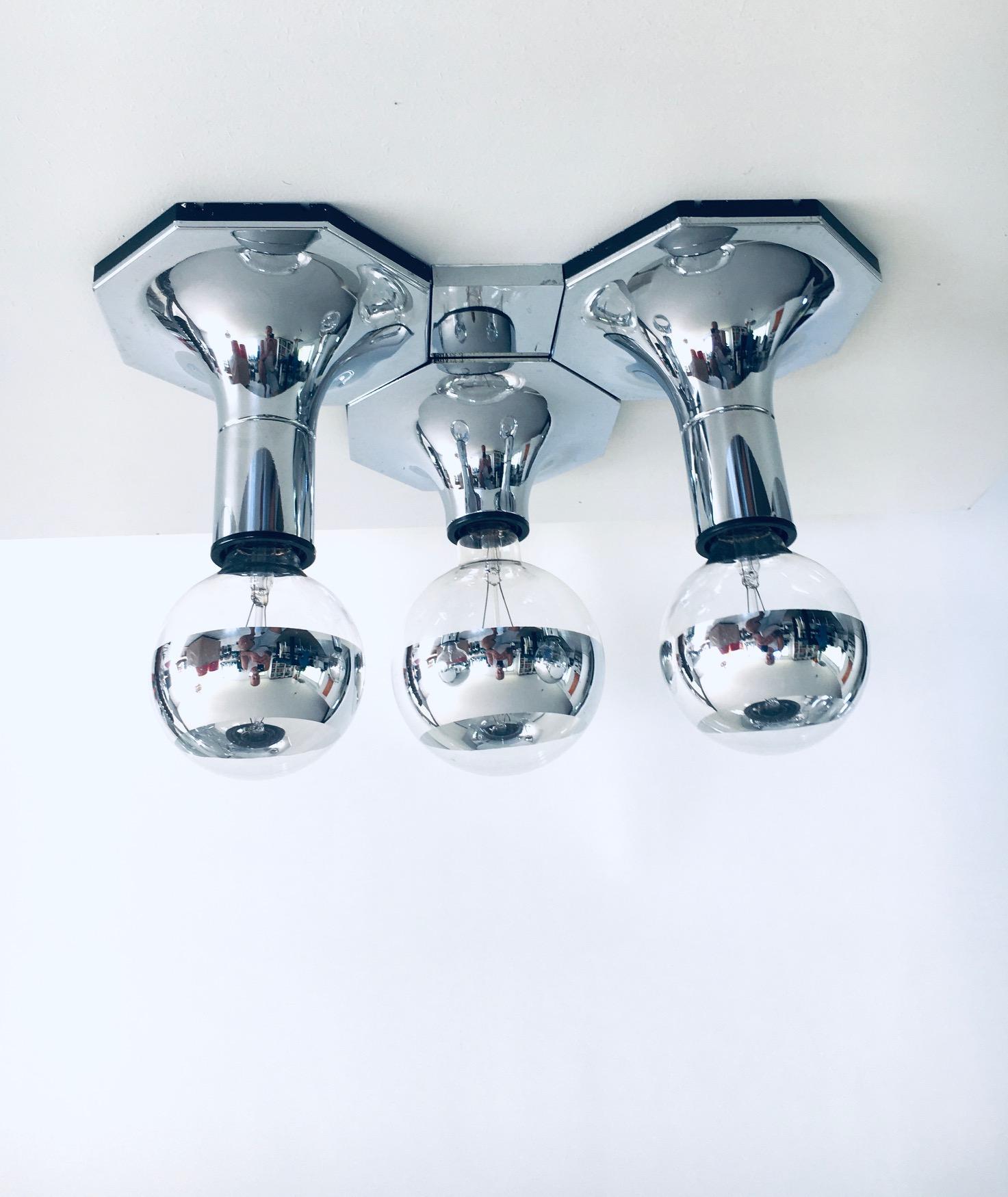 Vintage Midcentury Modern Design Chrom Decken- oder Wandstrahler Set von Ishii Motoko für Staff Leuchten. Markiert auf der Unterseite. Klassisches Design Decken- oder Wandlampe Satz von 3 Lampen. 2 haben die höhere Einstellung und 1 hat die