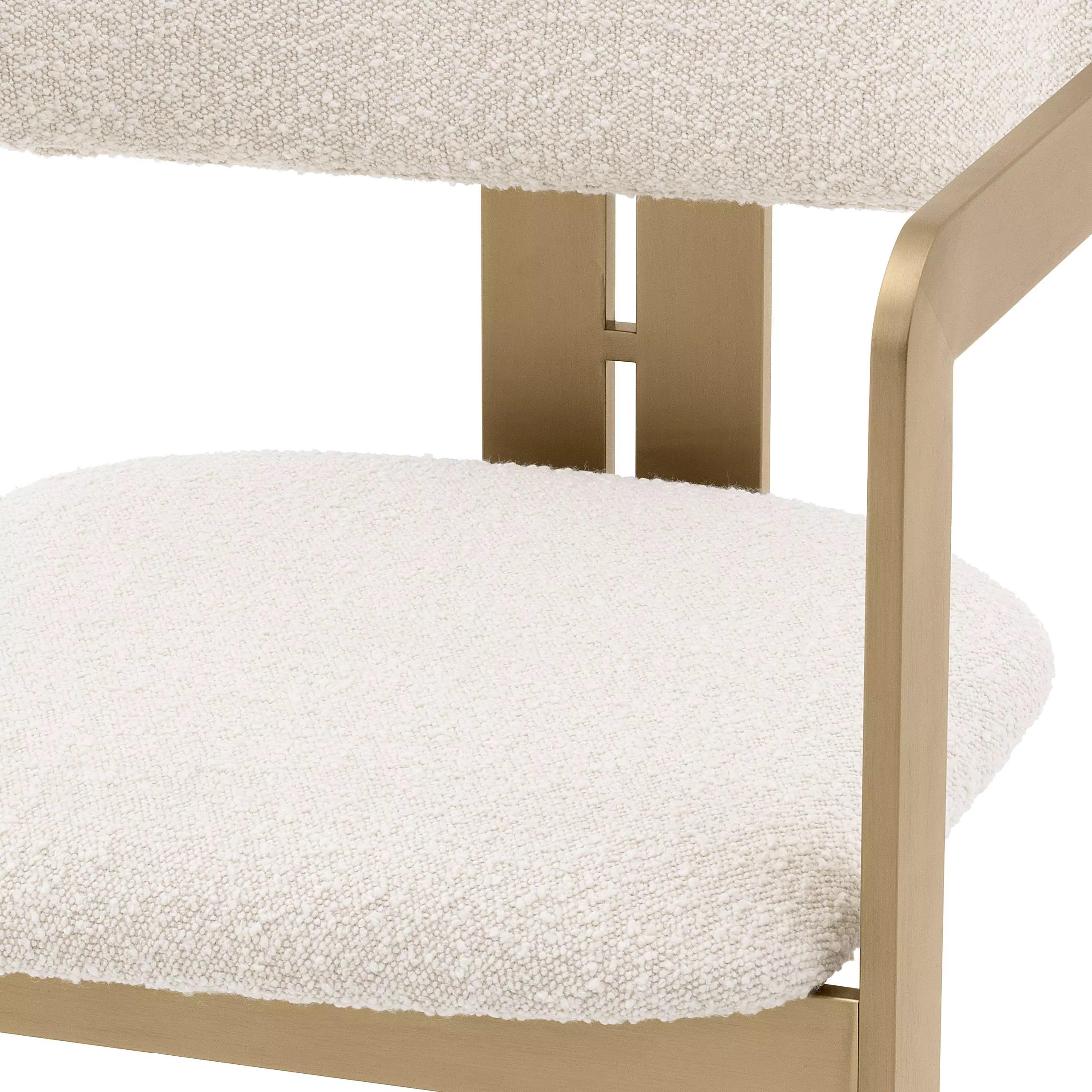 XXIe siècle et contemporain Chaise de salle à manger de style MCM Design en tissu Boucl beige et finitions en laiton en vente
