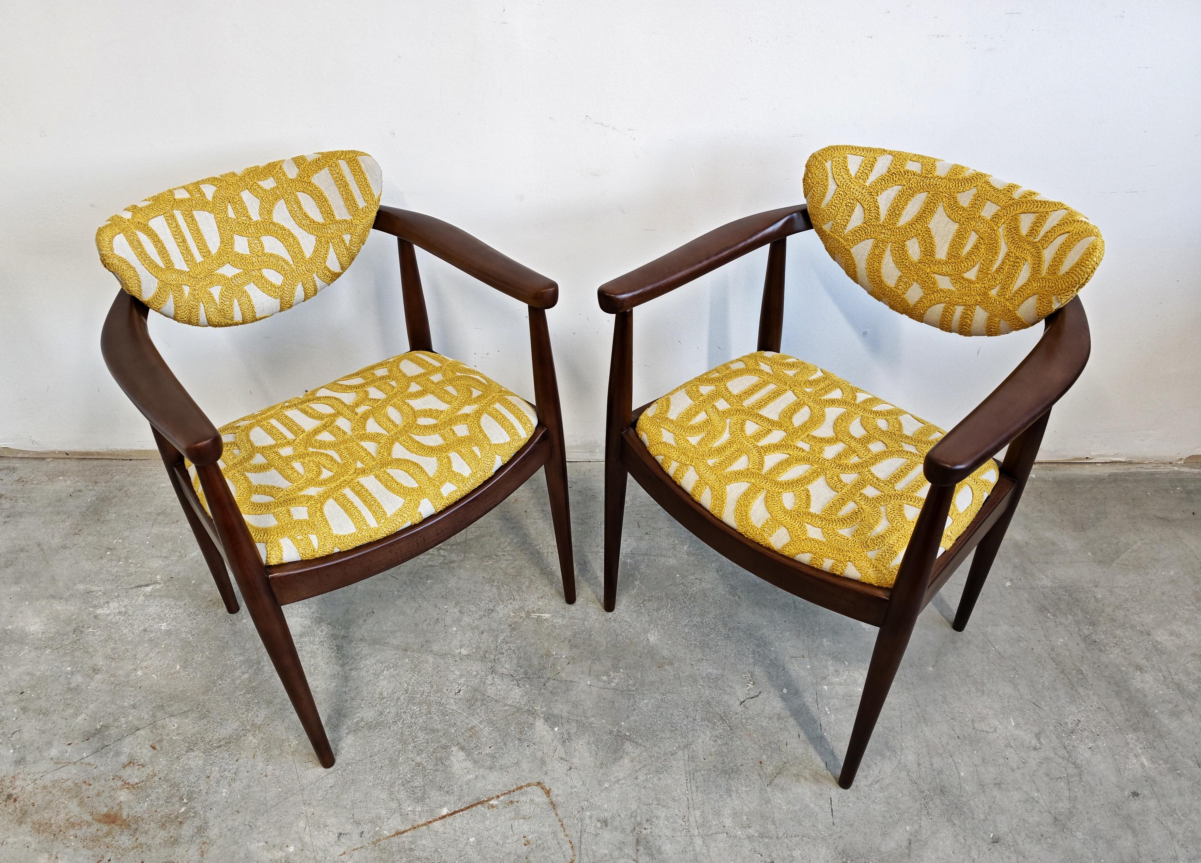 En este listado encontrarás un par de sillones modernos de mediados de siglo excepcionalmente raros, diseñados por uno de los diseñadores yugoslavos más destacados, Bernardo Bernardi. Ha realizado series muy reducidas, entre 40 y 4000 piezas, para