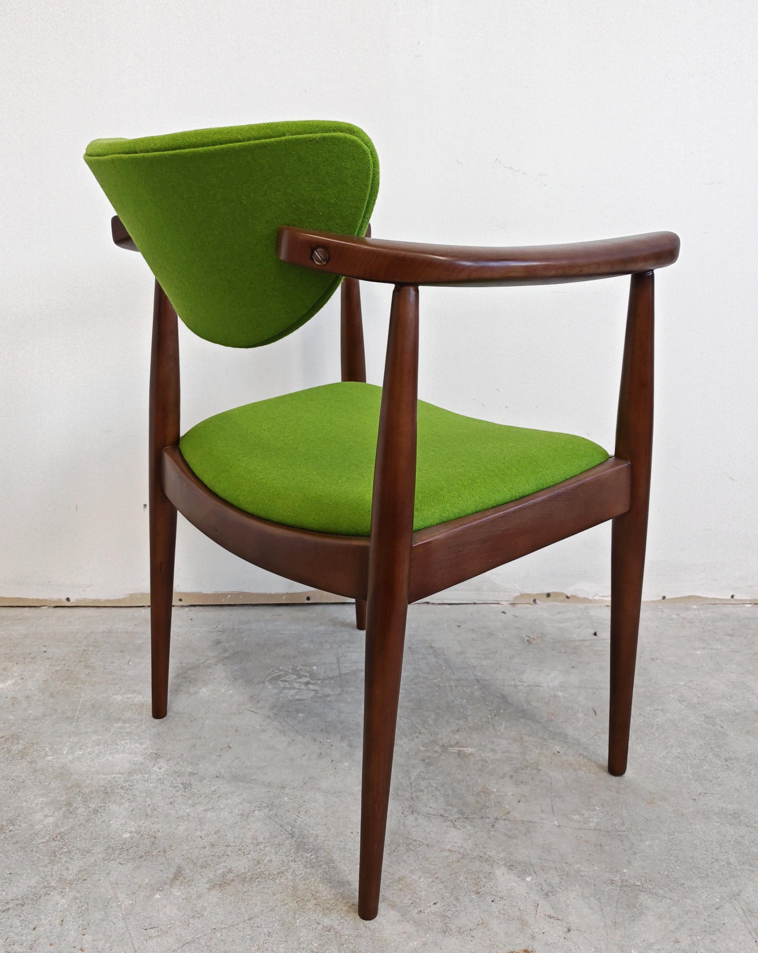 Vous trouverez dans cette liste un fauteuil moderne du milieu du siècle exceptionnellement rare, conçu par l'un des plus éminents designers yougoslaves, Bernardo Bernardi. Son travail a été réalisé en très petites séries, entre 40 et 4000 pièces,