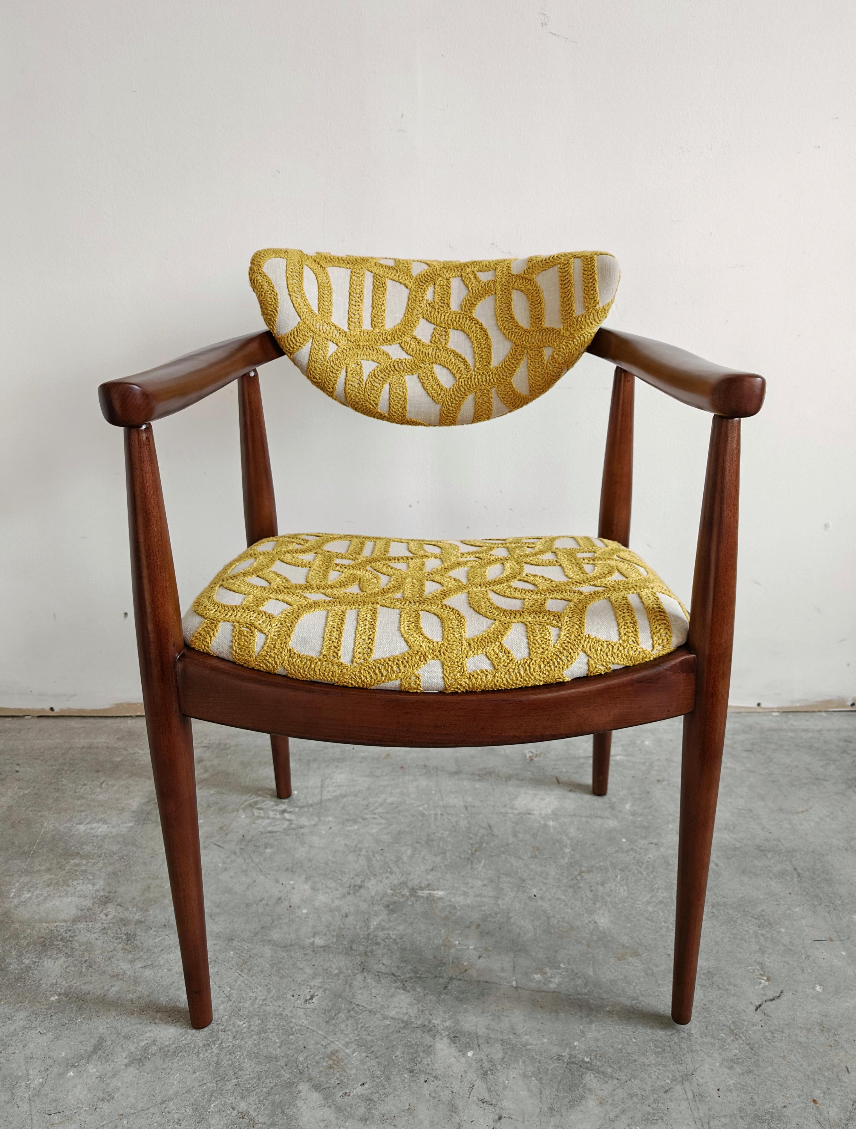 Silla de comedor MCM con reposabrazos de Bernardo Bernardi, Yugoslavia Años 60 mediados del siglo XX en venta
