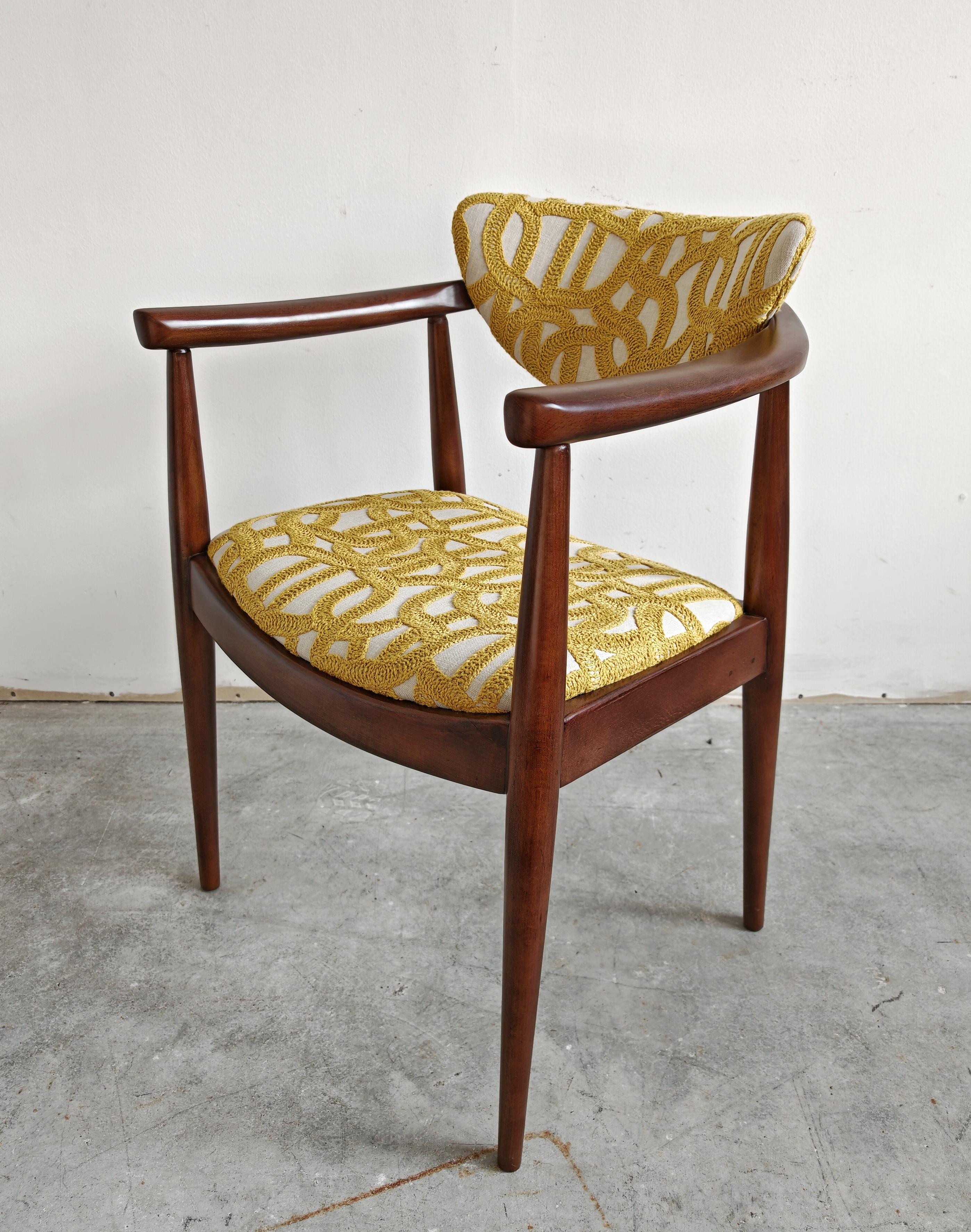 Silla de comedor MCM con reposabrazos de Bernardo Bernardi, Yugoslavia Años 60 Tela en venta