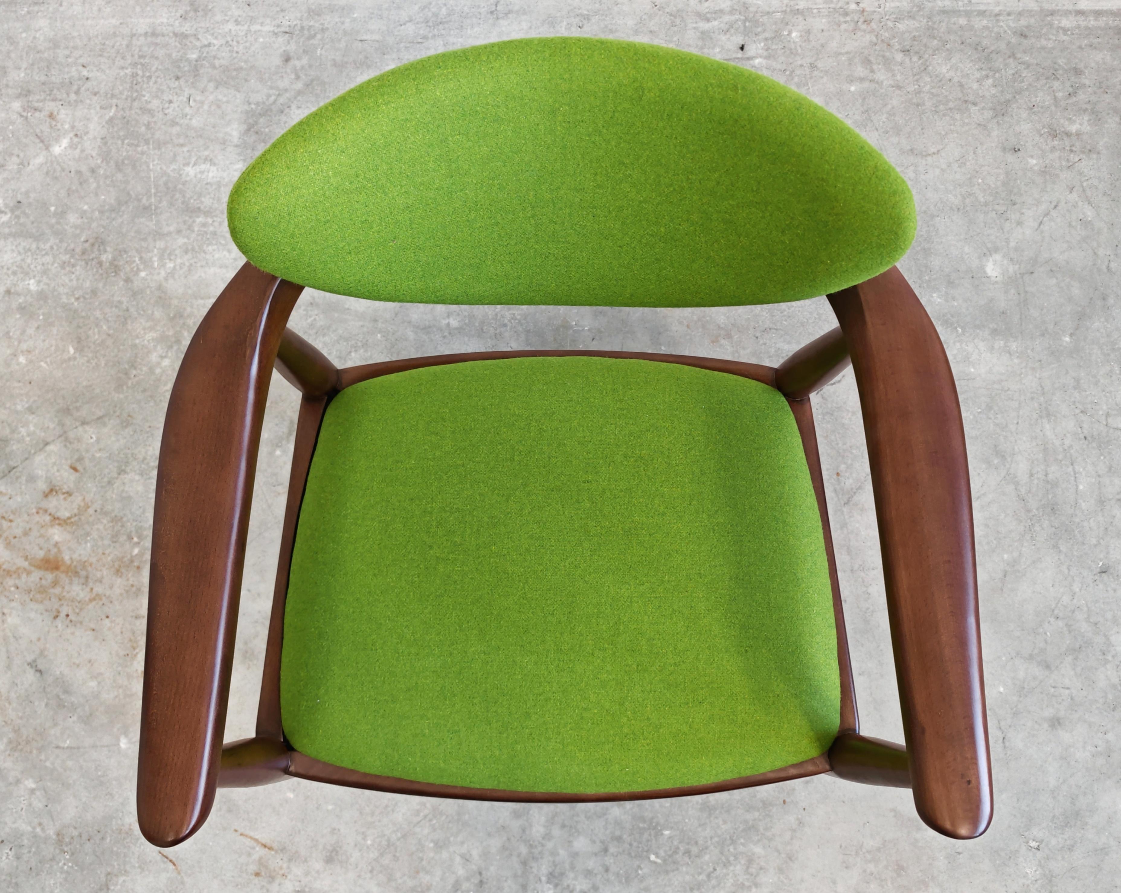 Tissu Chaise de salle à manger MCM avec accoudoirs de Bernardo Bernardi, Yugoslavia, années 1960 en vente