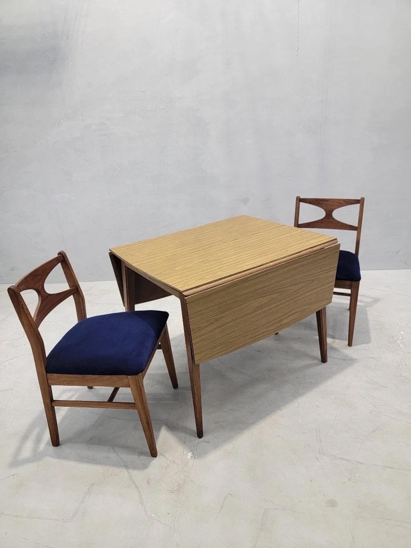 Mid Century Modern Nussbaum Drop Leaf Esstisch und 6 Stühle Neu gepolstert Styled After Broyhill Brasilia - 10 Stück Set

Dieses Mid Century Modern Esstischset besteht aus sechs Stühlen und einem Klapptisch. Jeder Stuhl hat einen fachmännisch